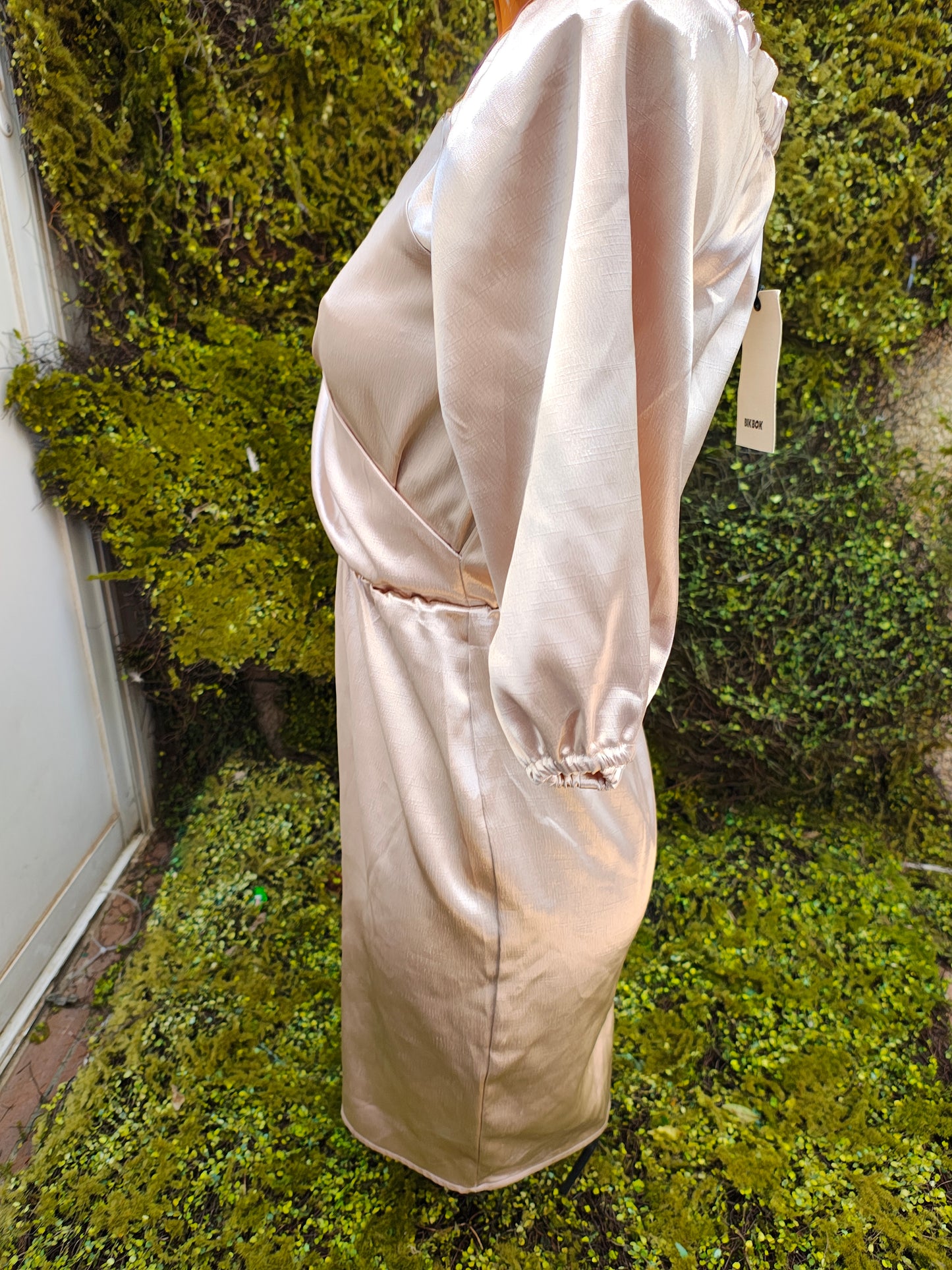 NOUVEAU – Robe en satin beige à décolleté cache-cœur et manches bouffantes de BIK BOK (Taille XS)