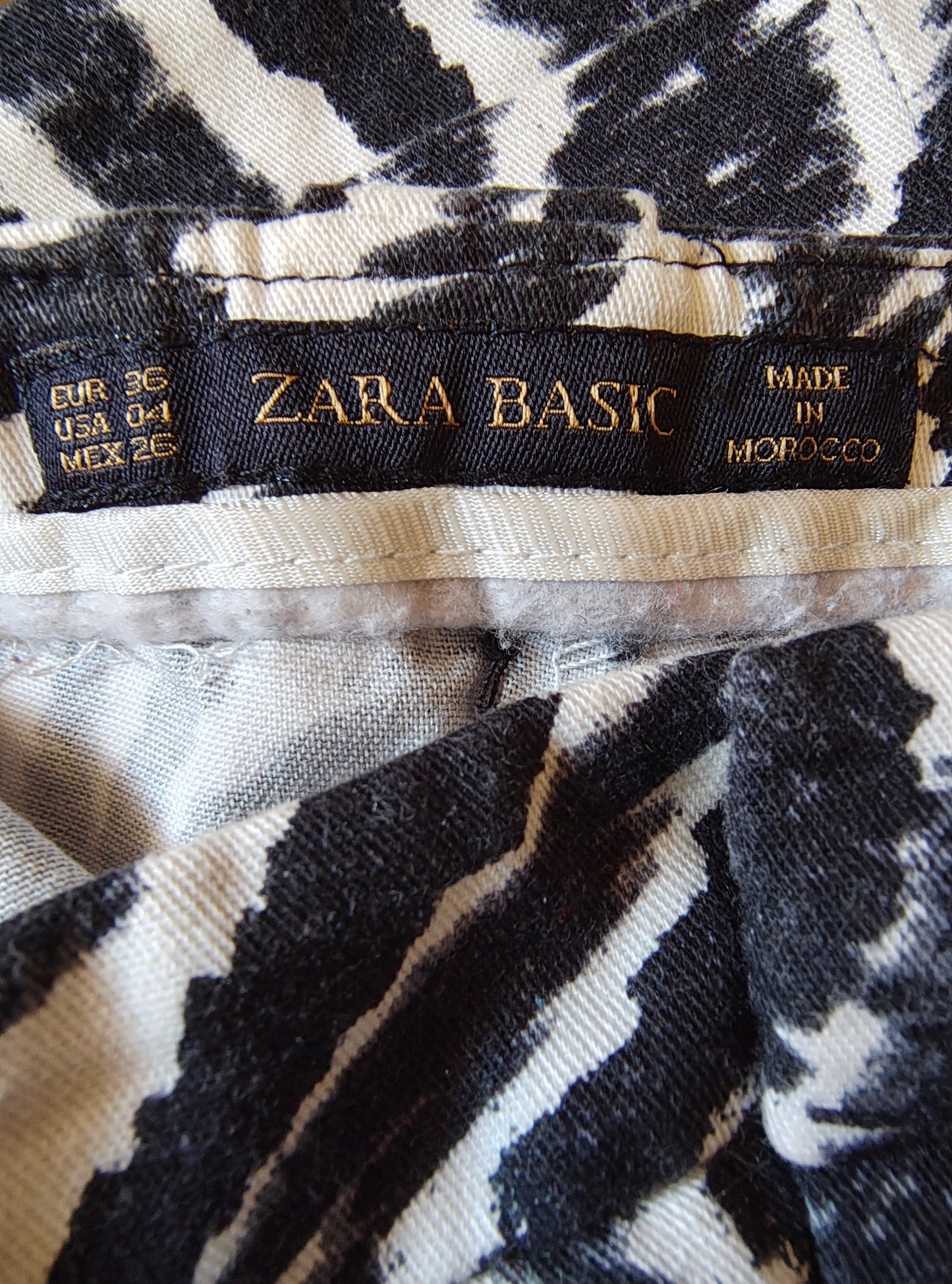 USADO – Pantalones estampado cebra en blanco y negro de ZARA BASIC (Talla EUR 36)