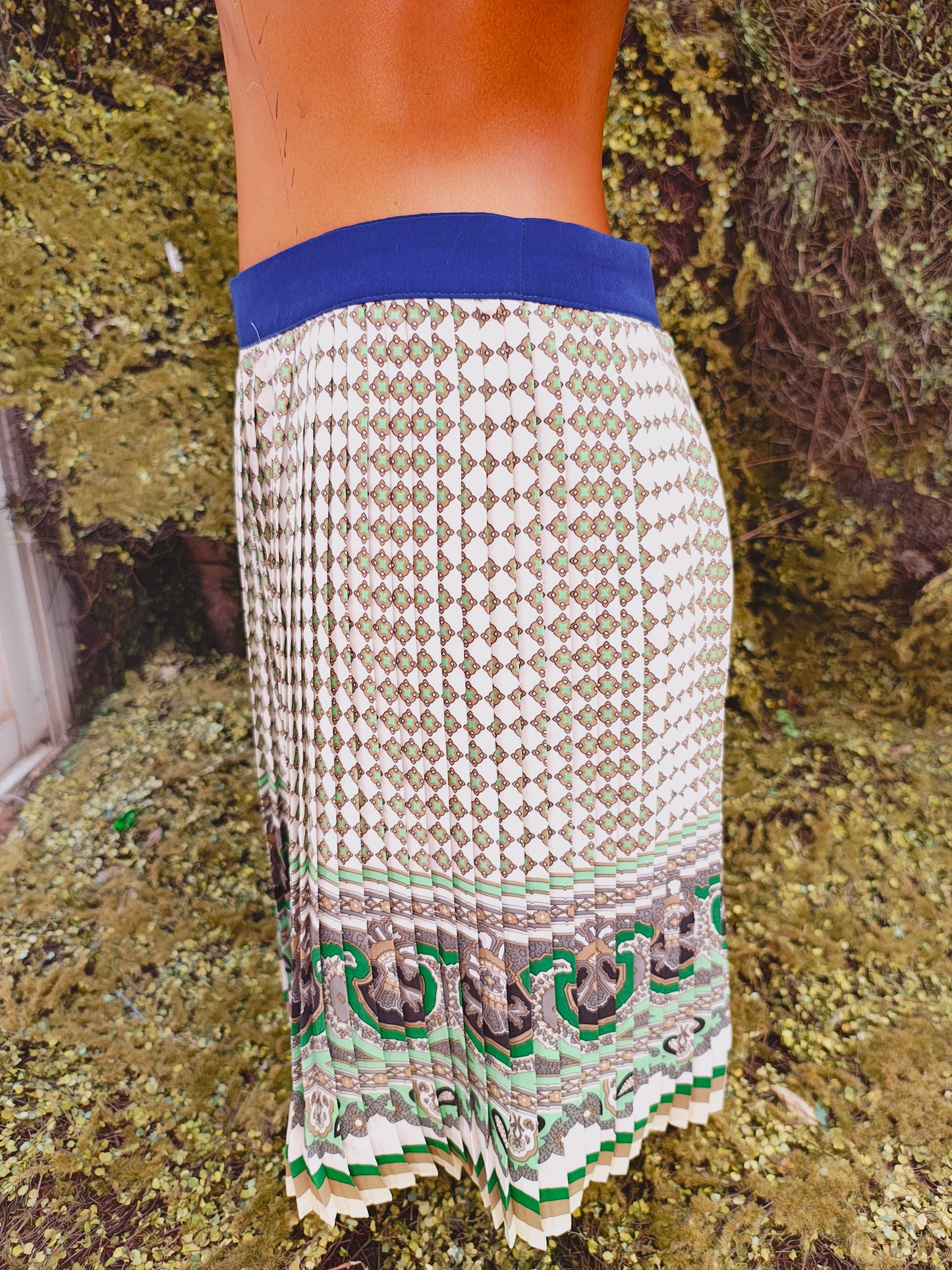 USADO – Falda plisada estampada en tonos verdes y marrones de ZARA BASIC (Talla XS)