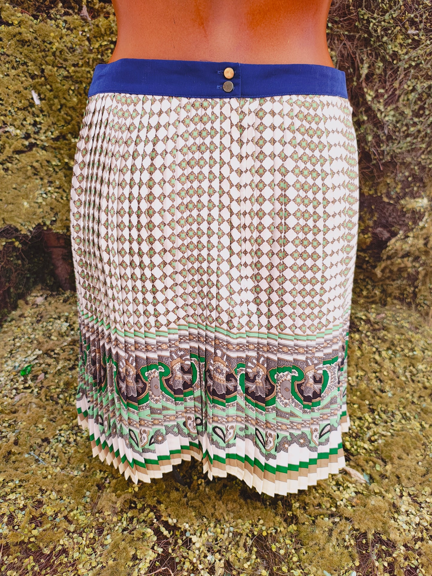 USADO – Falda plisada estampada en tonos verdes y marrones de ZARA BASIC (Talla XS)