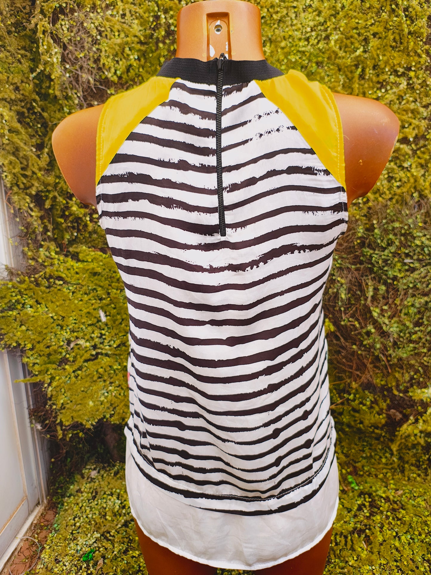 USADO – Top estampado de rayas y pinceladas multicolor con detalles en amarillo de DESIGUAL (Talla no visible, equivalente a S/M)