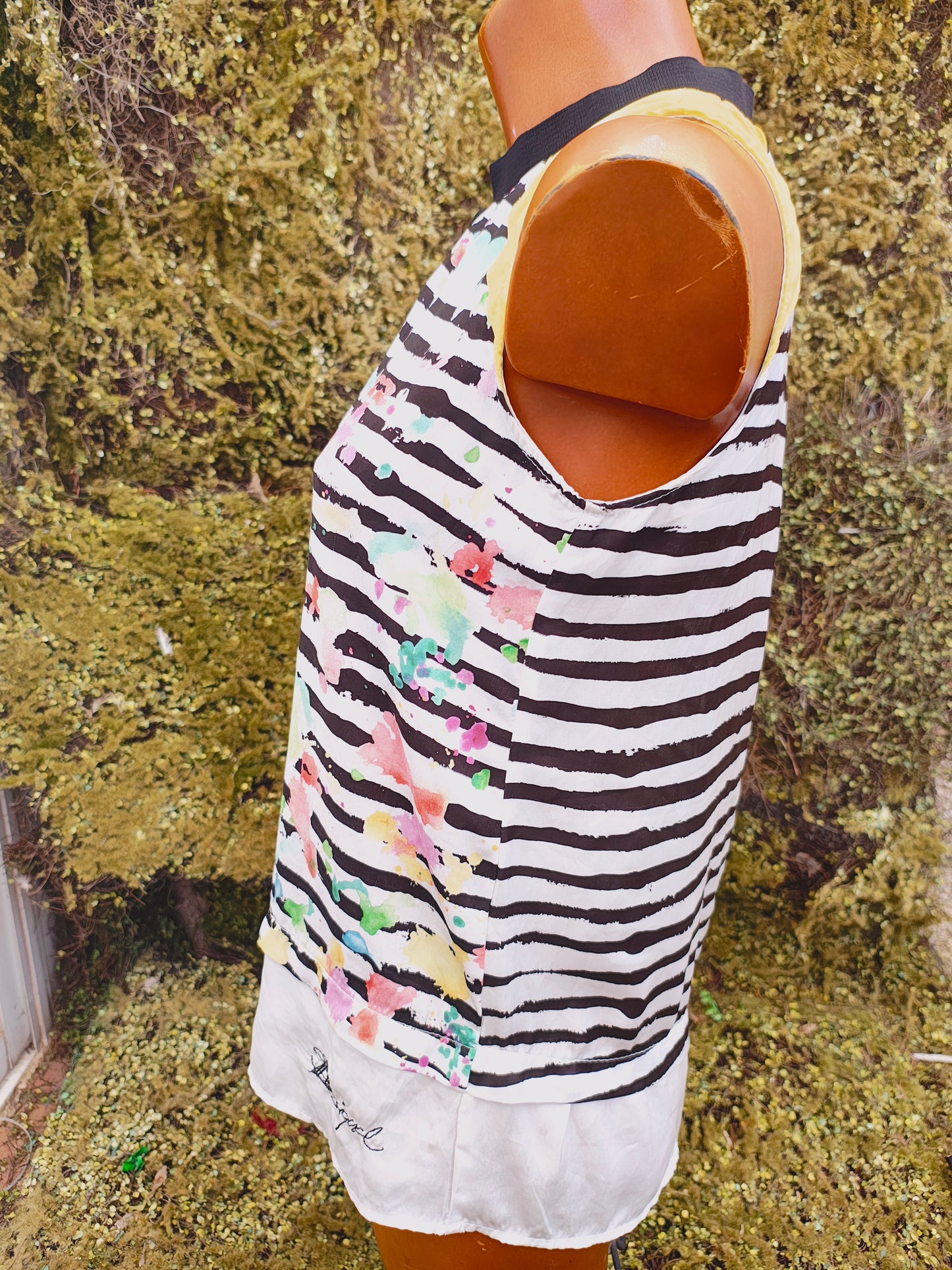 USADO – Top estampado de rayas y pinceladas multicolor con detalles en amarillo de DESIGUAL (Talla no visible, equivalente a S/M)