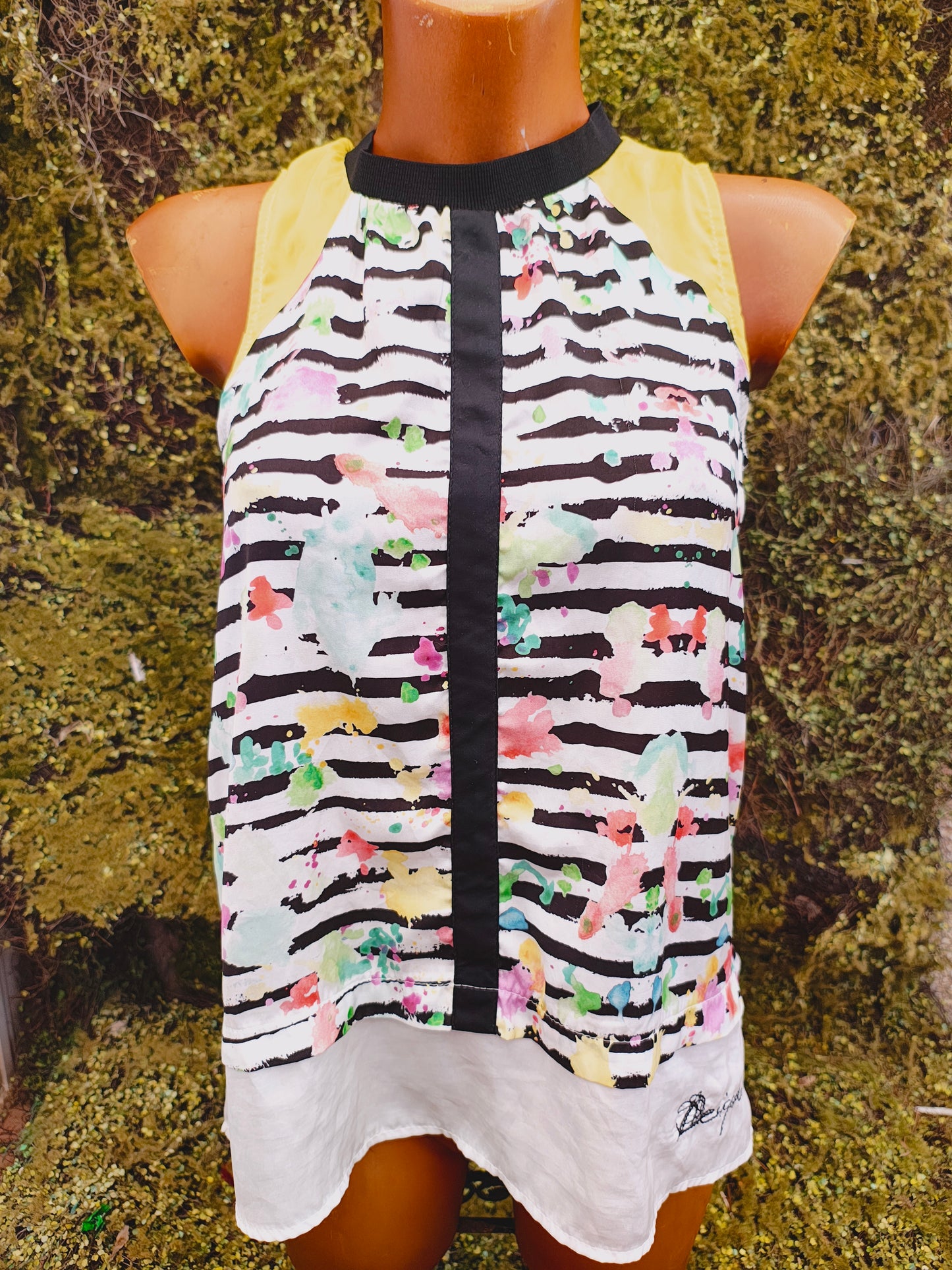 USADO – Top estampado de rayas y pinceladas multicolor con detalles en amarillo de DESIGUAL (Talla no visible, equivalente a S/M)