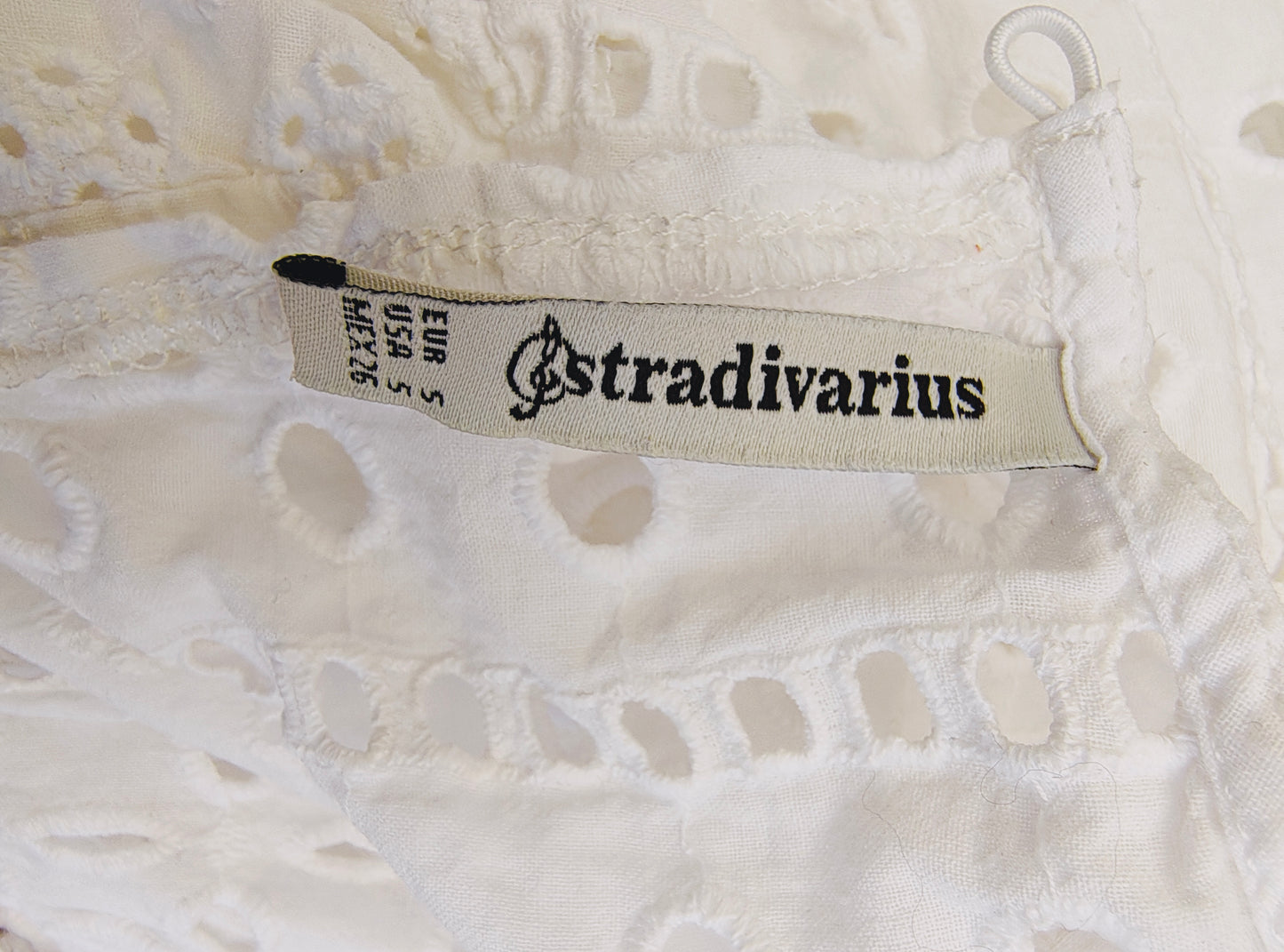 USADO – Blusa blanca calada de STRADIVARIUS (Talla EUR S)