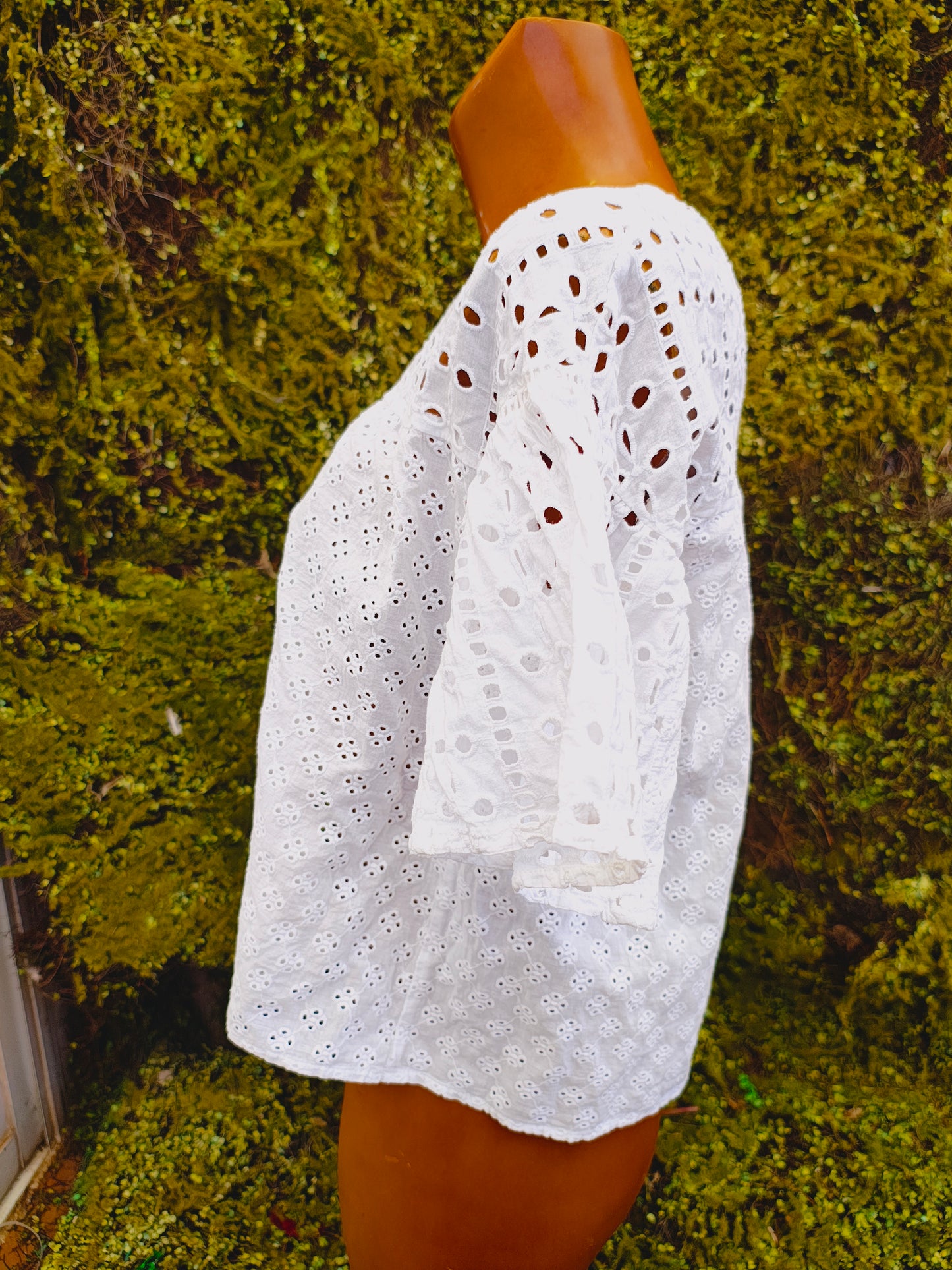 USADO – Blusa blanca calada de STRADIVARIUS (Talla EUR S)