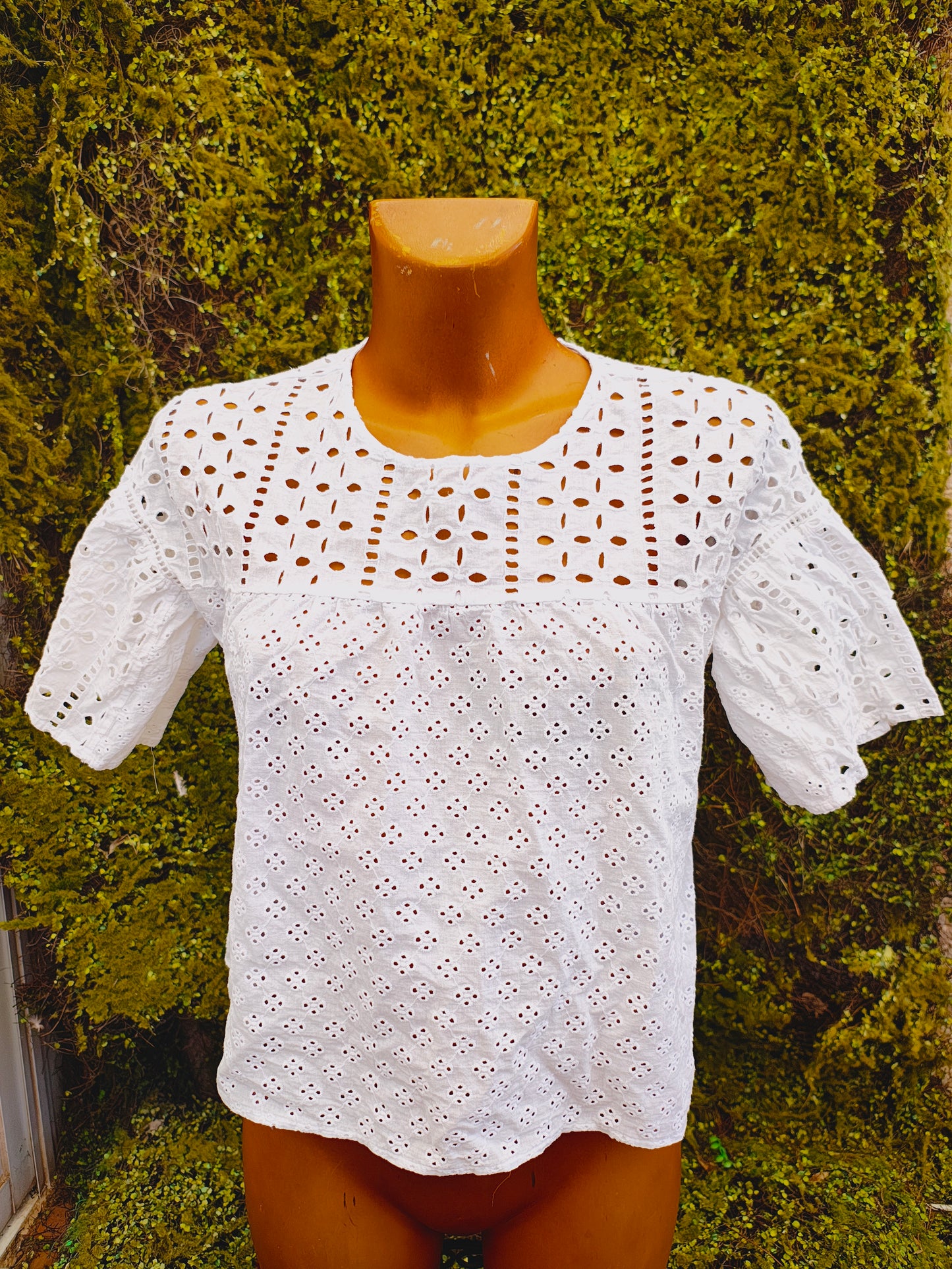 USADO – Blusa blanca calada de STRADIVARIUS (Talla EUR S)