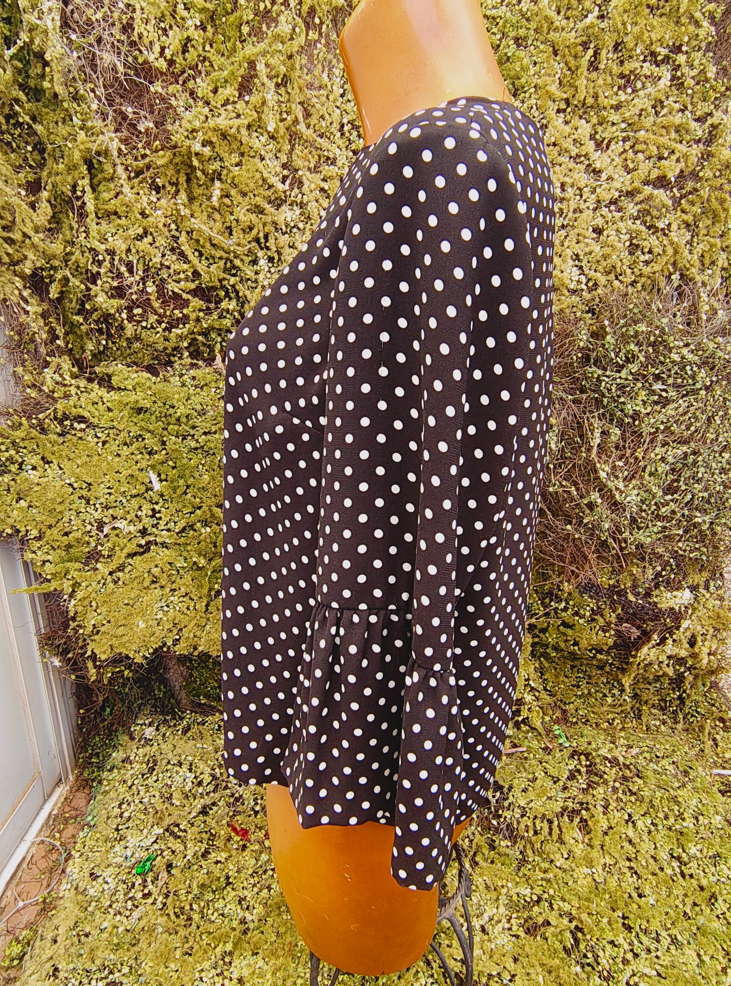 D'OCCASION – Chemisier noir à pois blancs et manches larges (Taille M)