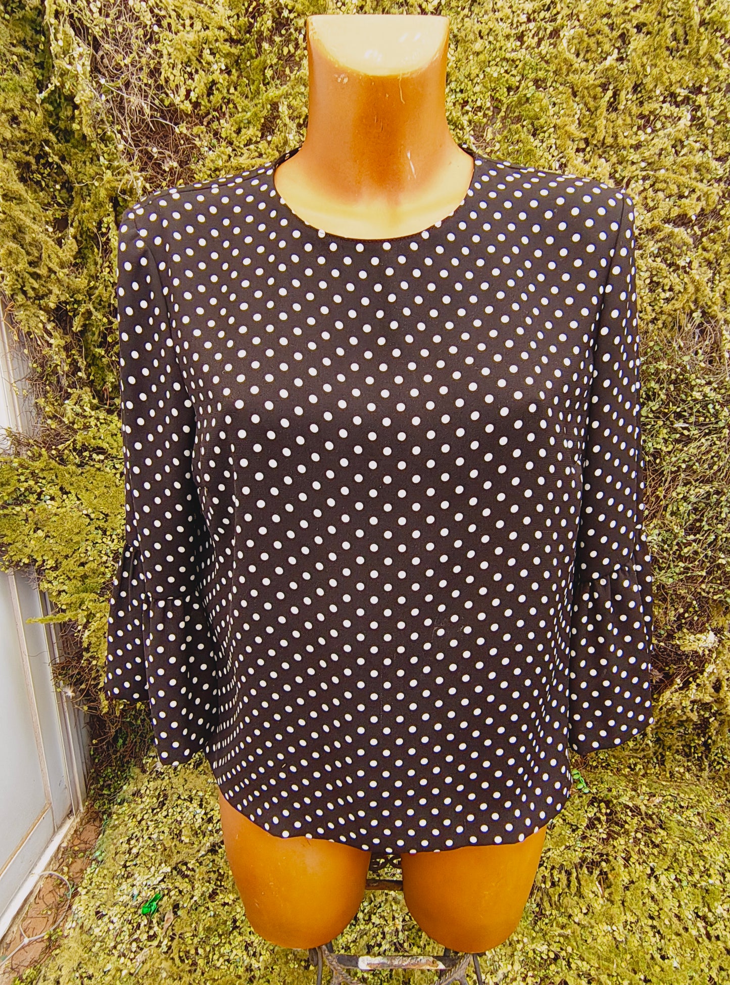 D'OCCASION – Chemisier noir à pois blancs et manches larges (Taille M)