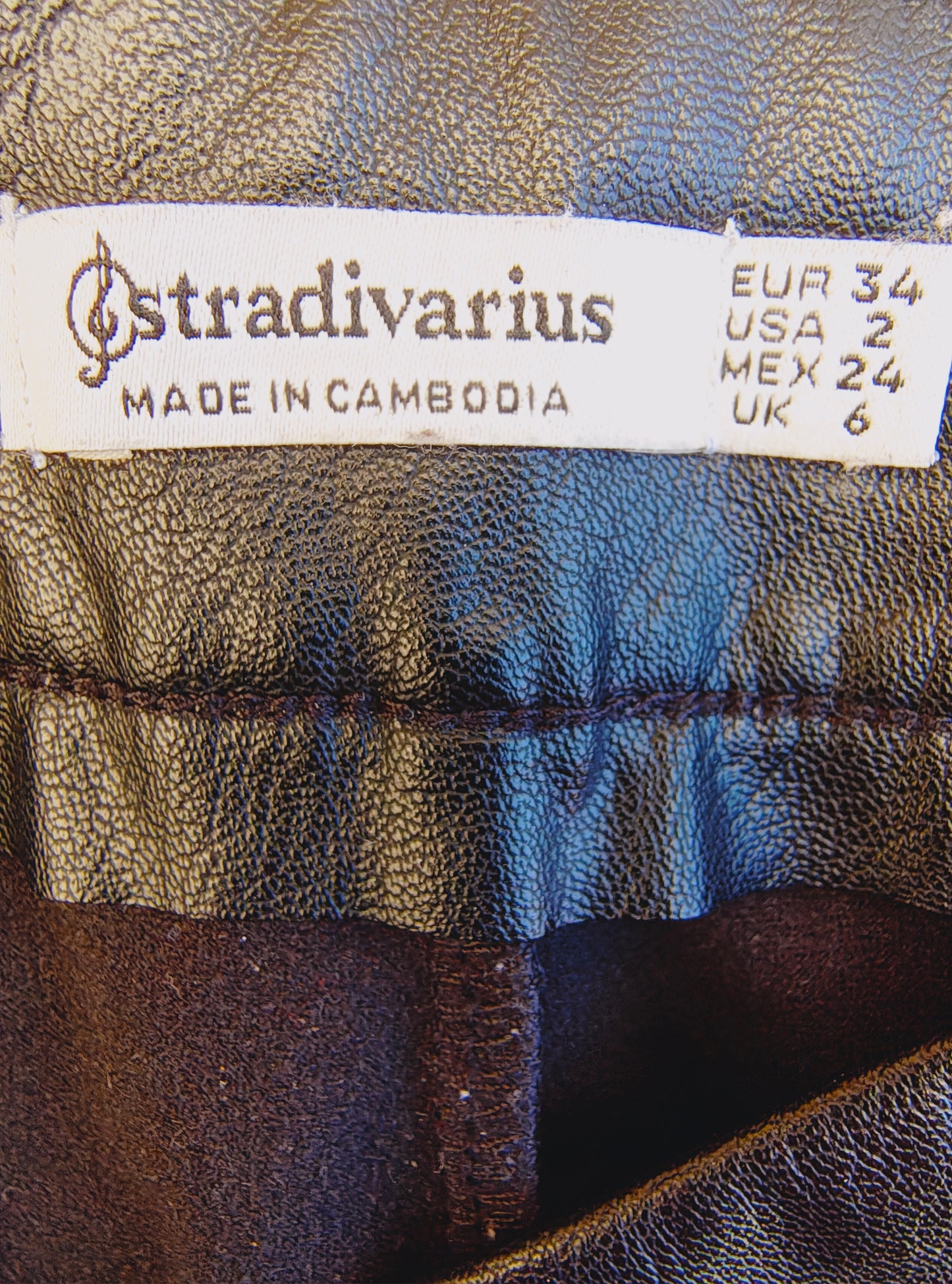 USADO – Pantalones tipo cuero negros Stradivarius (Talla EUR 34)