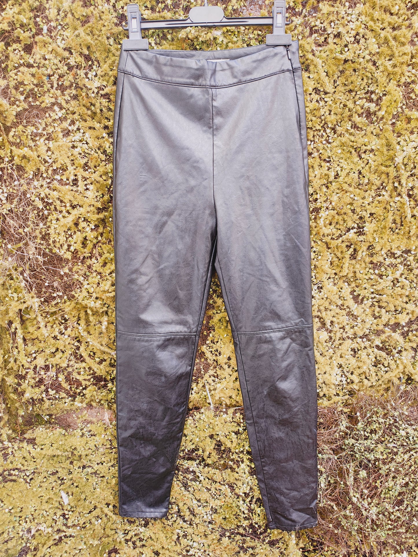 USADO – Pantalones tipo cuero negros Stradivarius (Talla EUR 34)