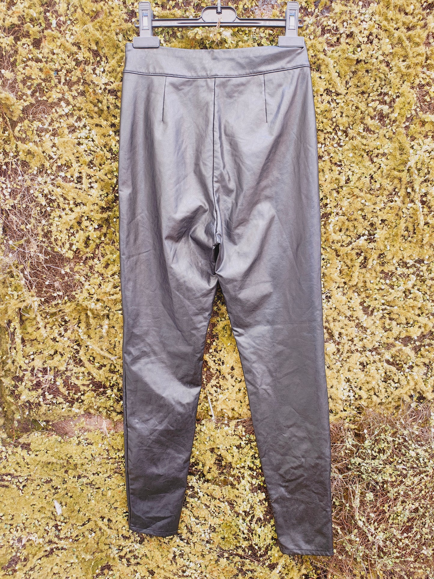 USADO – Pantalones tipo cuero negros Stradivarius (Talla EUR 34)