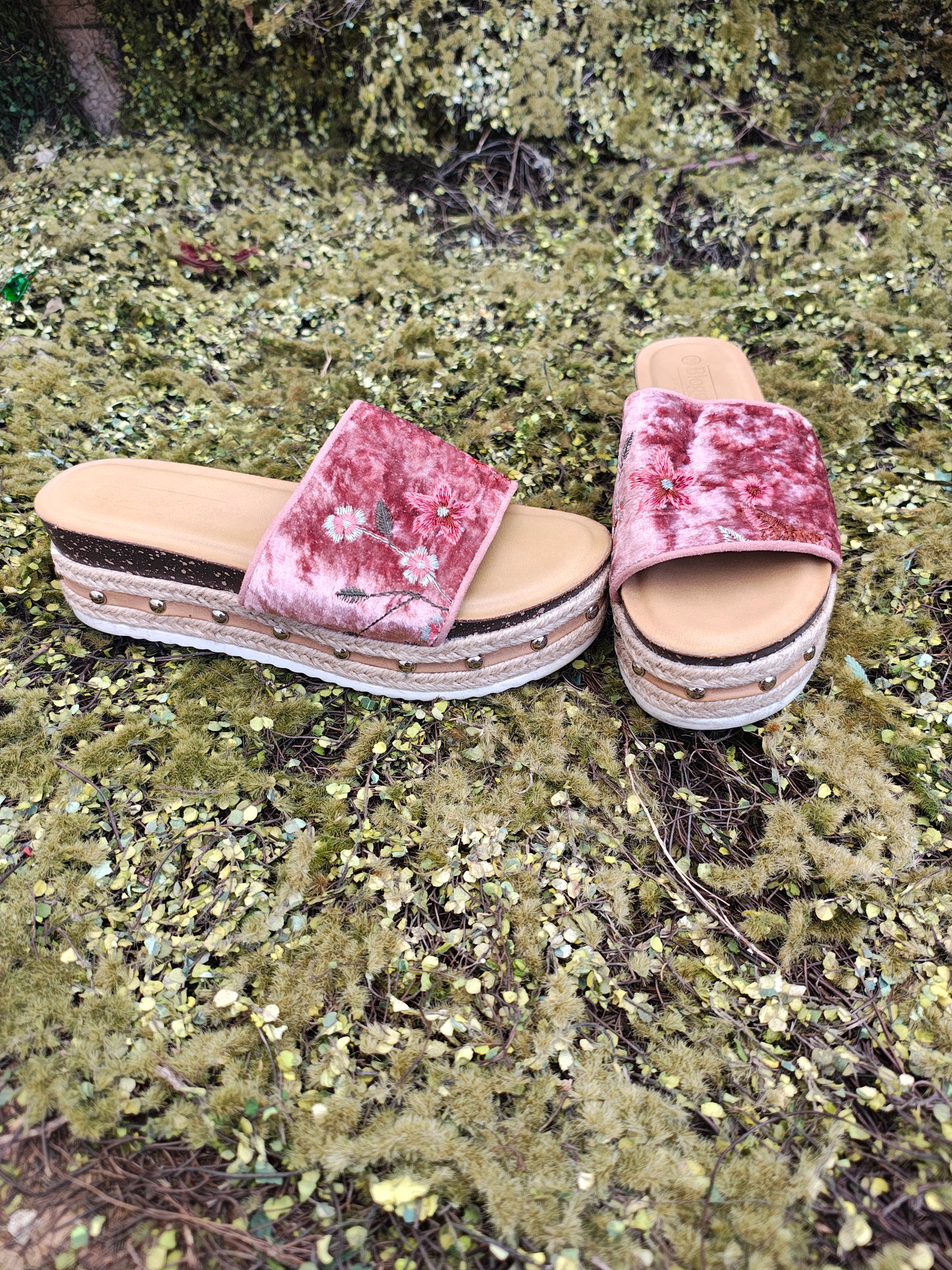 USADO – Sandalias de plataforma con bordado floral en terciopelo rosa (Talla EUR 39)