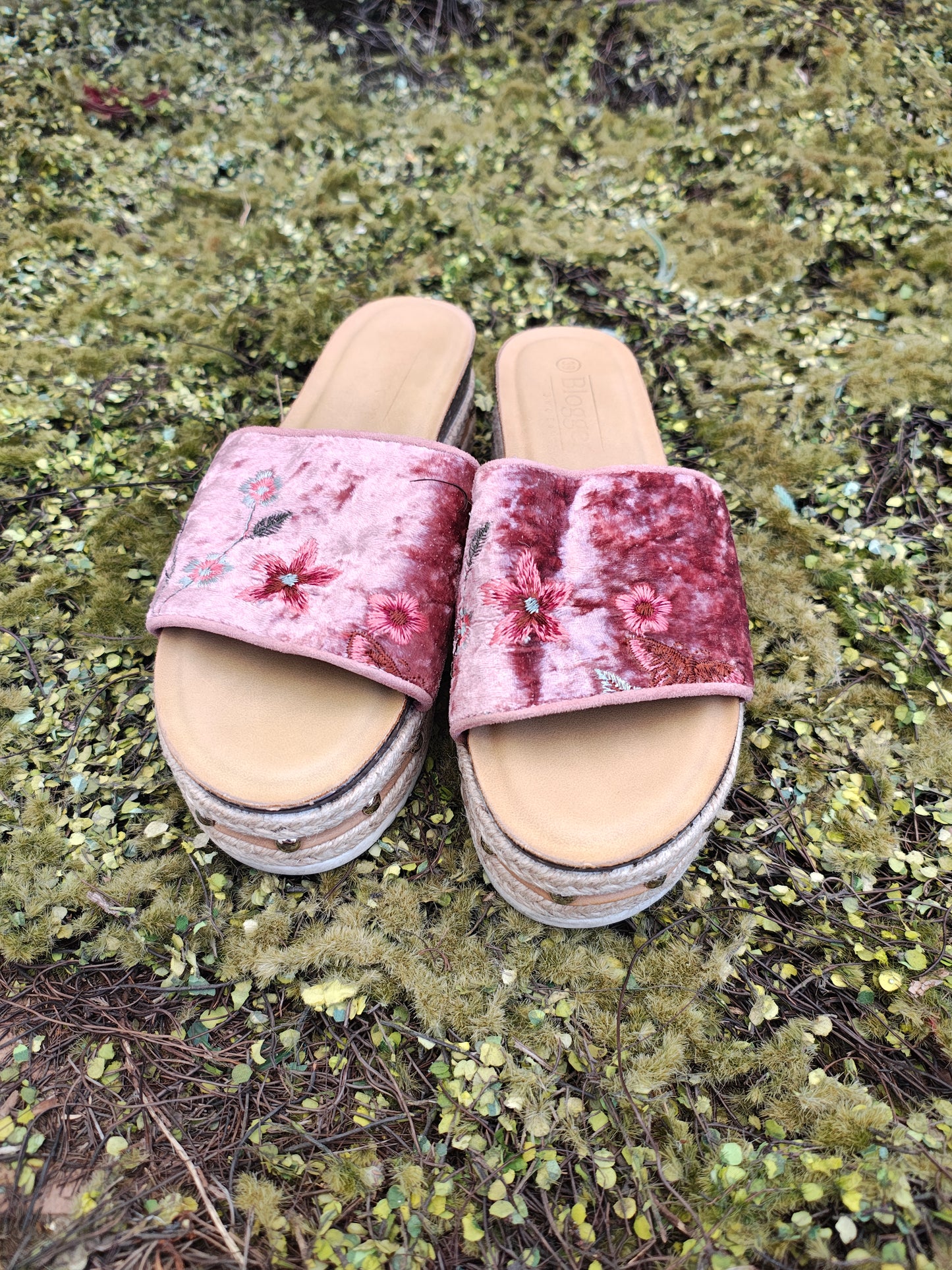 USADO – Sandalias de plataforma con bordado floral en terciopelo rosa (Talla EUR 39)