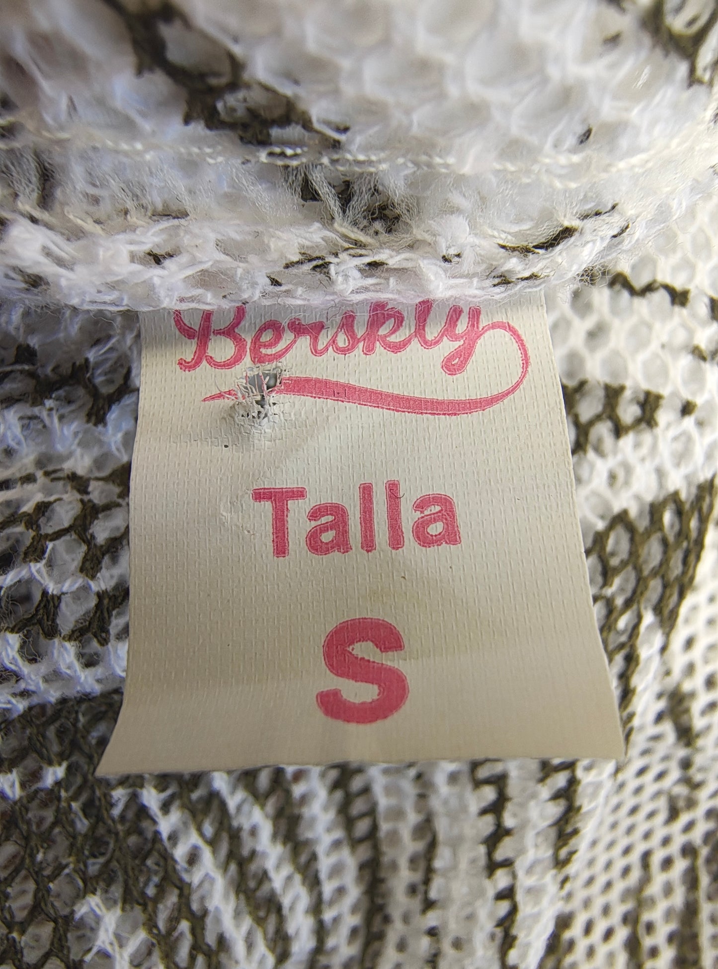 USADO – Top calado con estampado tropical blanco y verde de Berskly (Talla S)