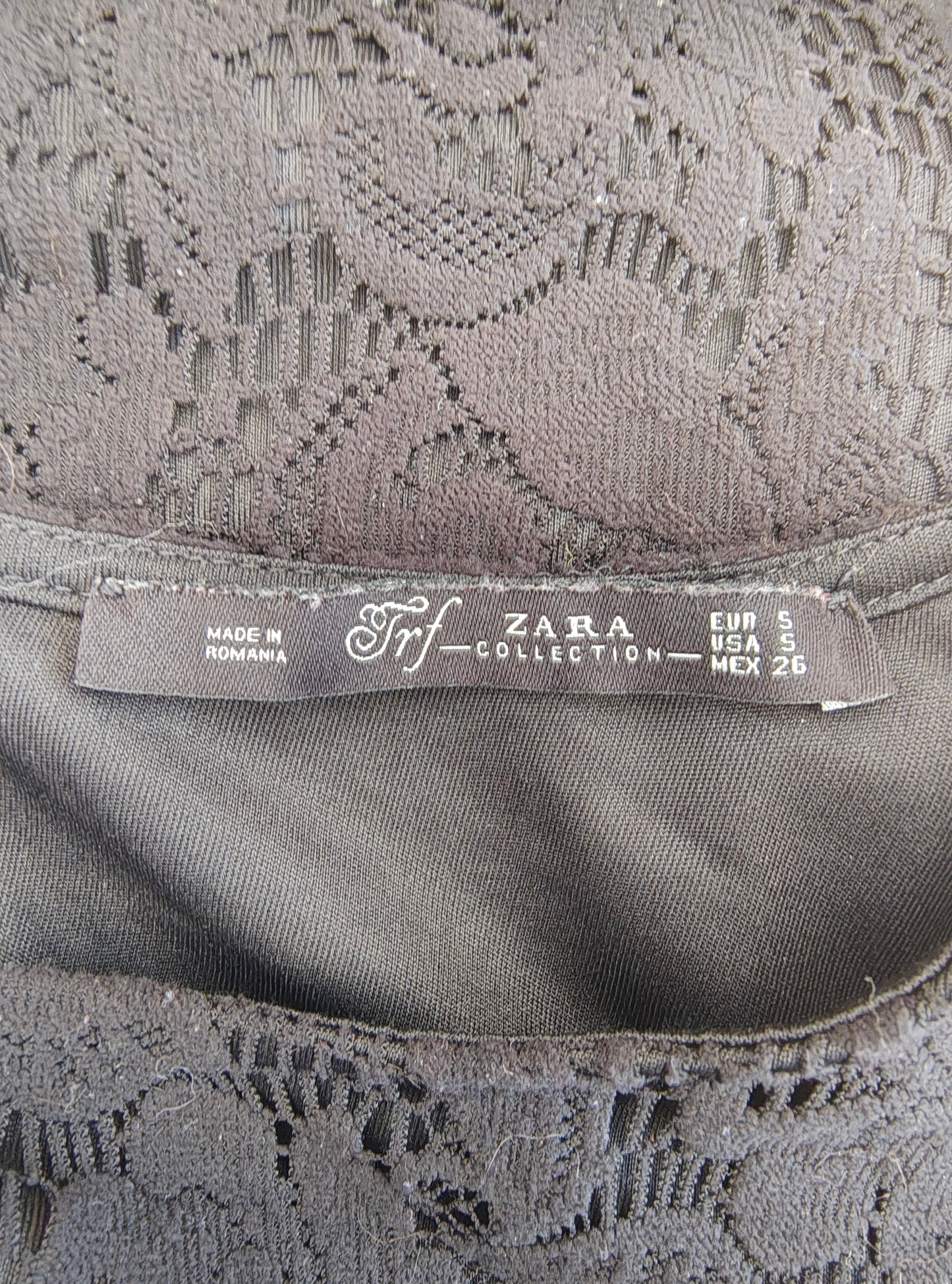 D'OCCASION – Robe ajustée en dentelle noire de la collection ZARA Trafaluc (taille S)