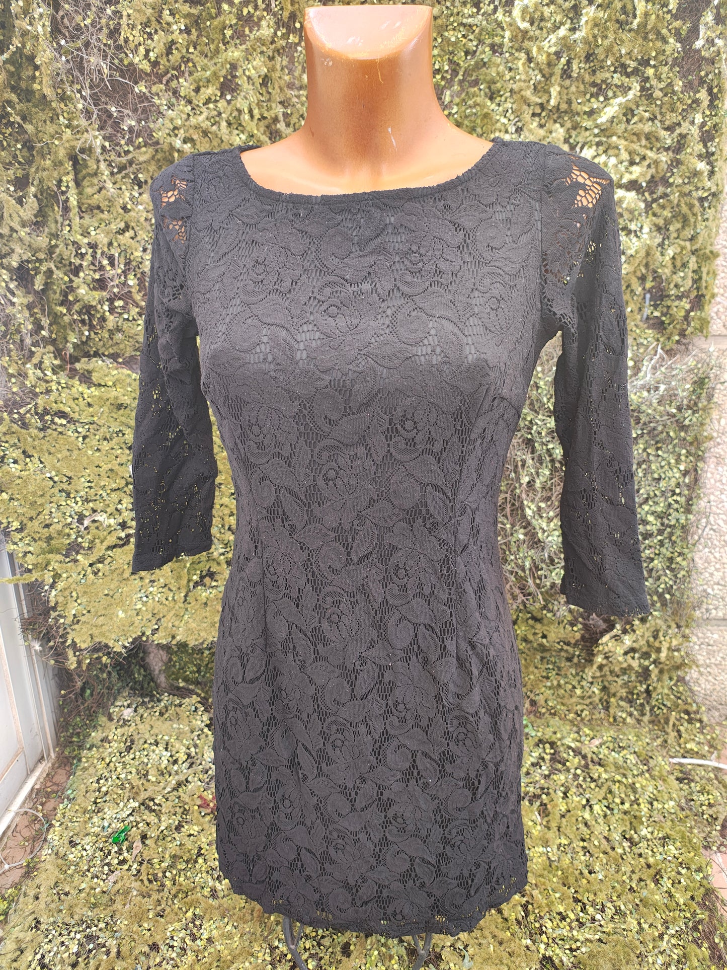 D'OCCASION – Robe ajustée en dentelle noire de la collection ZARA Trafaluc (taille S)
