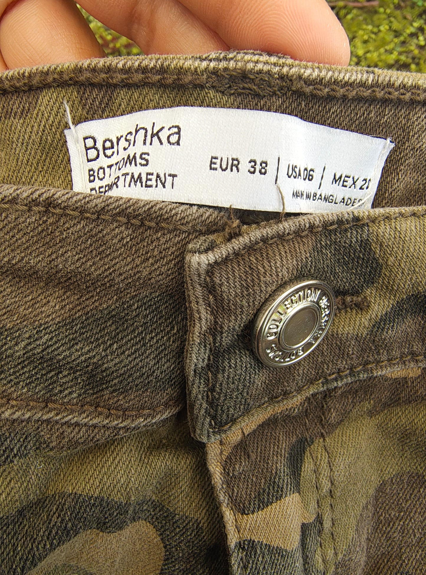 USADO – Shorts camuflaje desflecados de BERSHKA (Talla EUR 38)