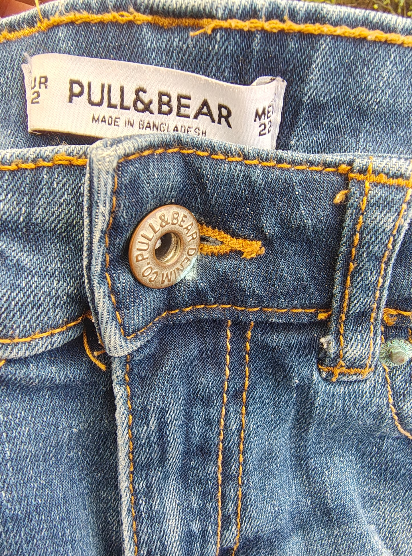 USADO – Shorts vaqueros desgastados con bordado trasero de PULL&BEAR (Talla EUR 32)