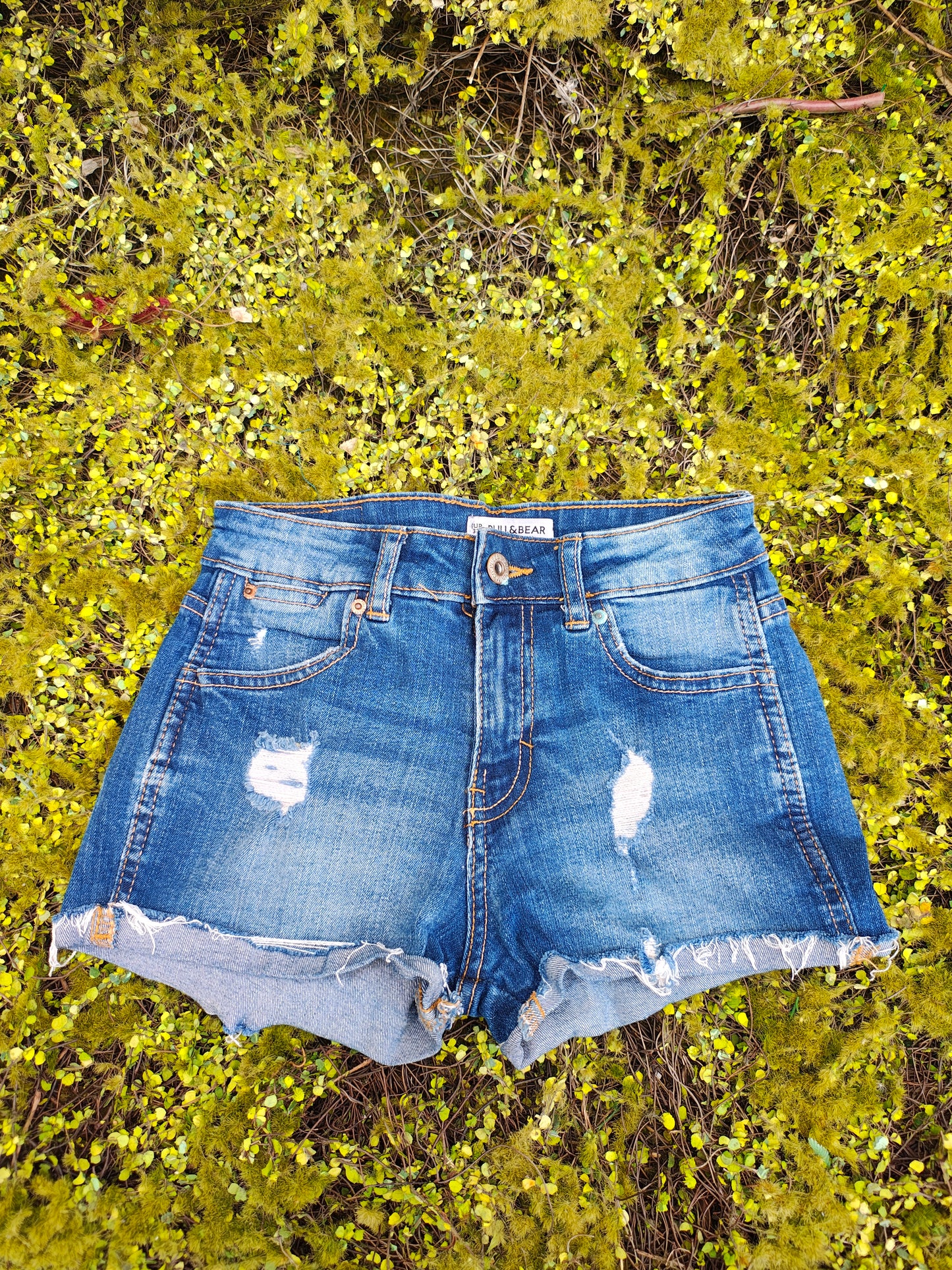 USADO – Shorts vaqueros desgastados con bordado trasero de PULL&BEAR (Talla EUR 32)