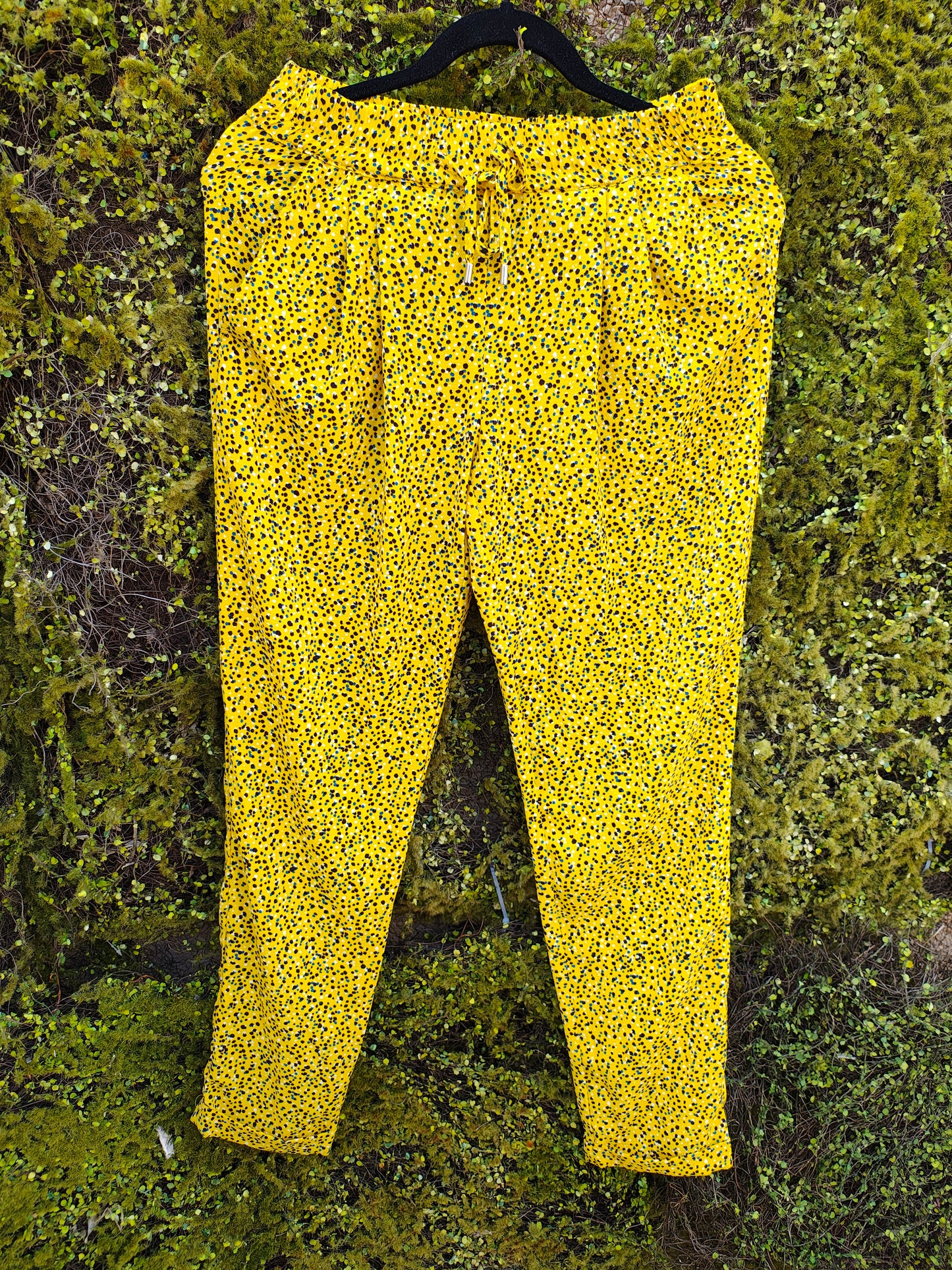 USADO – Pantalón fluido amarillo con estampado de lunares ZARA BASIC (Talla EUR XS)