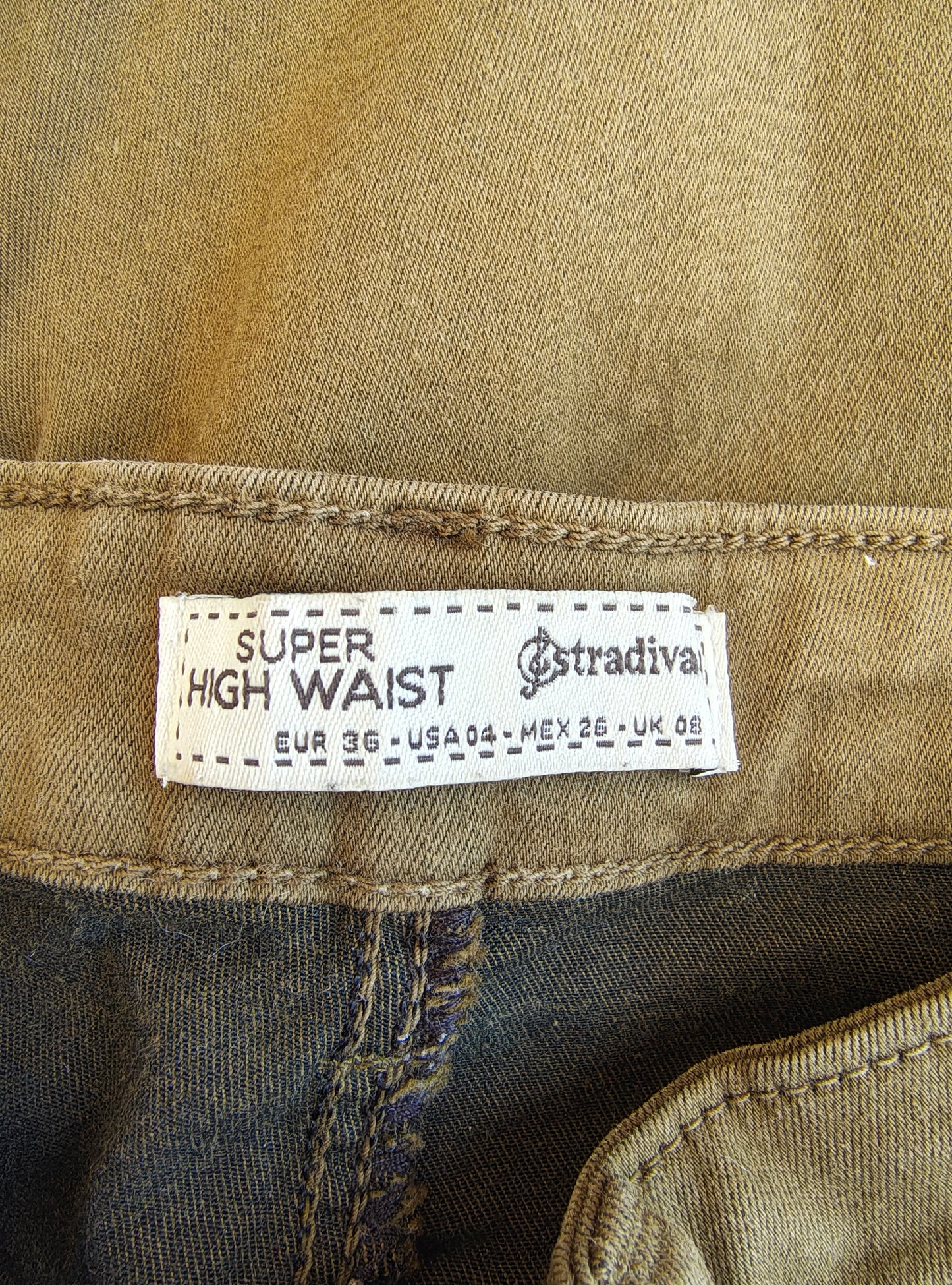 USADO – Pantalones pitillo color verde militar de Stradivarius Super High Waist (Talla EUR 36)