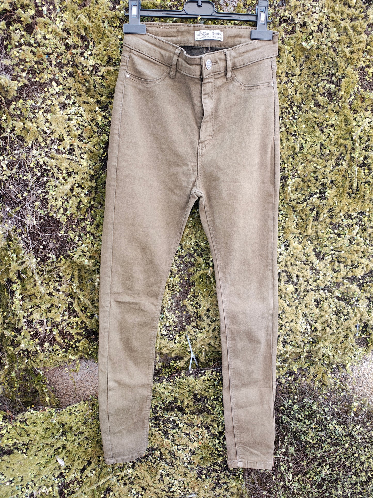 USADO – Pantalones pitillo color verde militar de Stradivarius Super High Waist (Talla EUR 36)