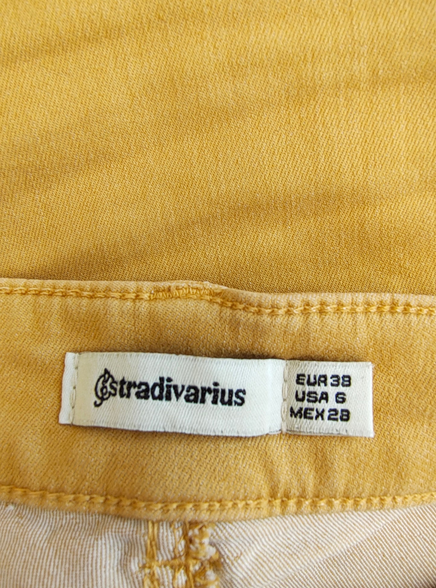 Pantalon skinny moutarde Stradivarius d'occasion (taille 38 EUR)