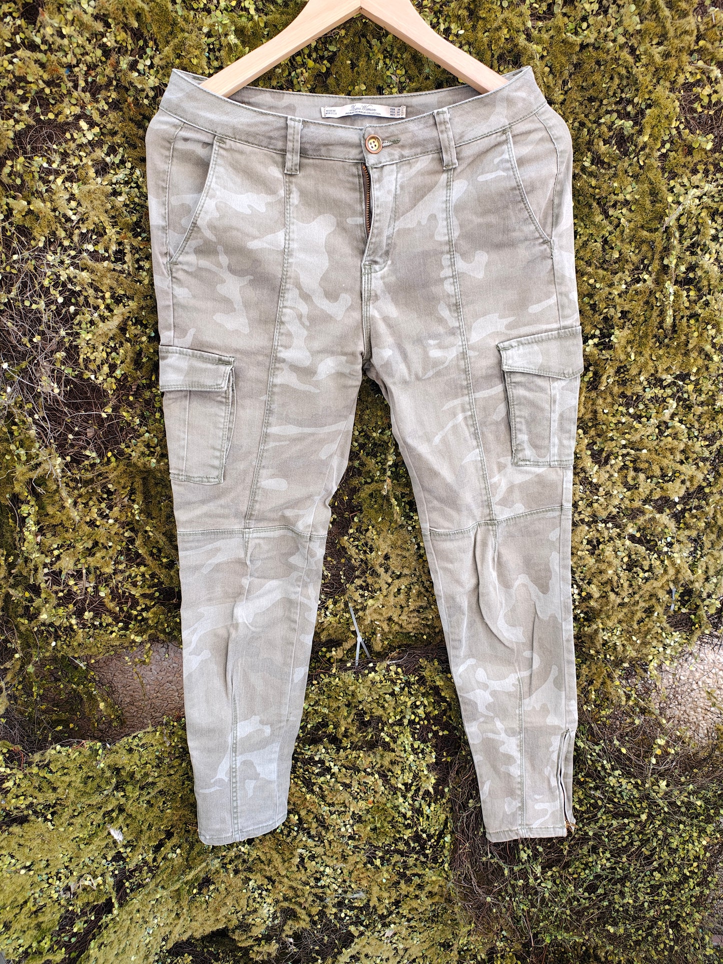 D'OCCASION – Pantalon cargo camouflage beige de la collection ZARA Woman Premium Denim (Taille 36 EUR)