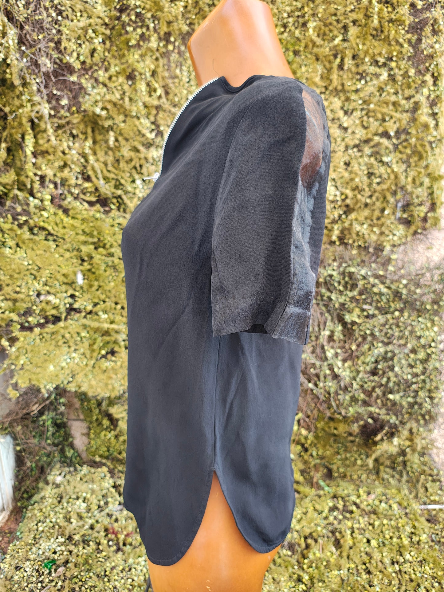 D'OCCASION – Chemisier noir avec fermeture éclair sur le devant et manches semi-transparentes par ZARA WOMAN (Taille EUR XS)