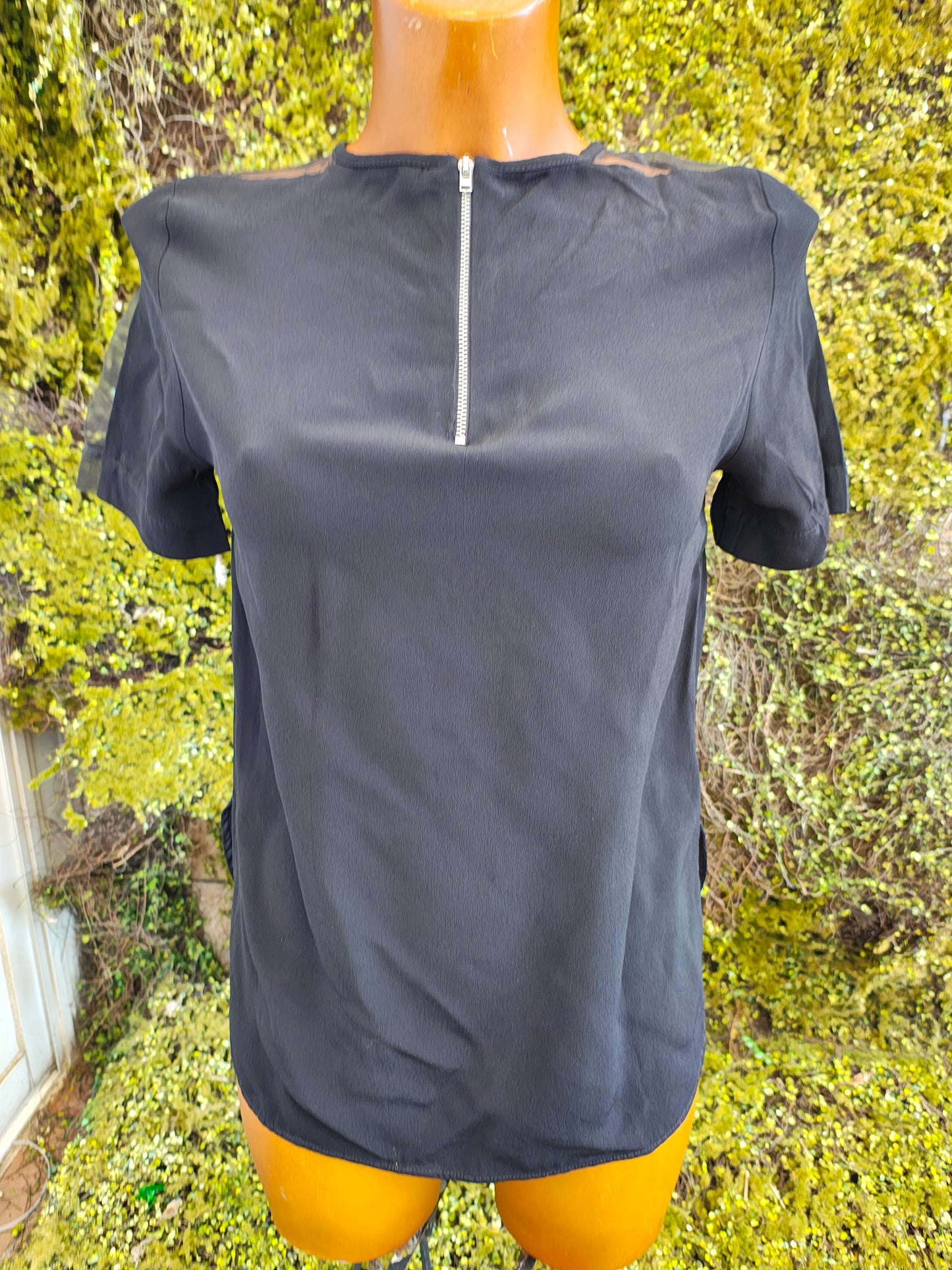 D'OCCASION – Chemisier noir avec fermeture éclair sur le devant et manches semi-transparentes par ZARA WOMAN (Taille EUR XS)