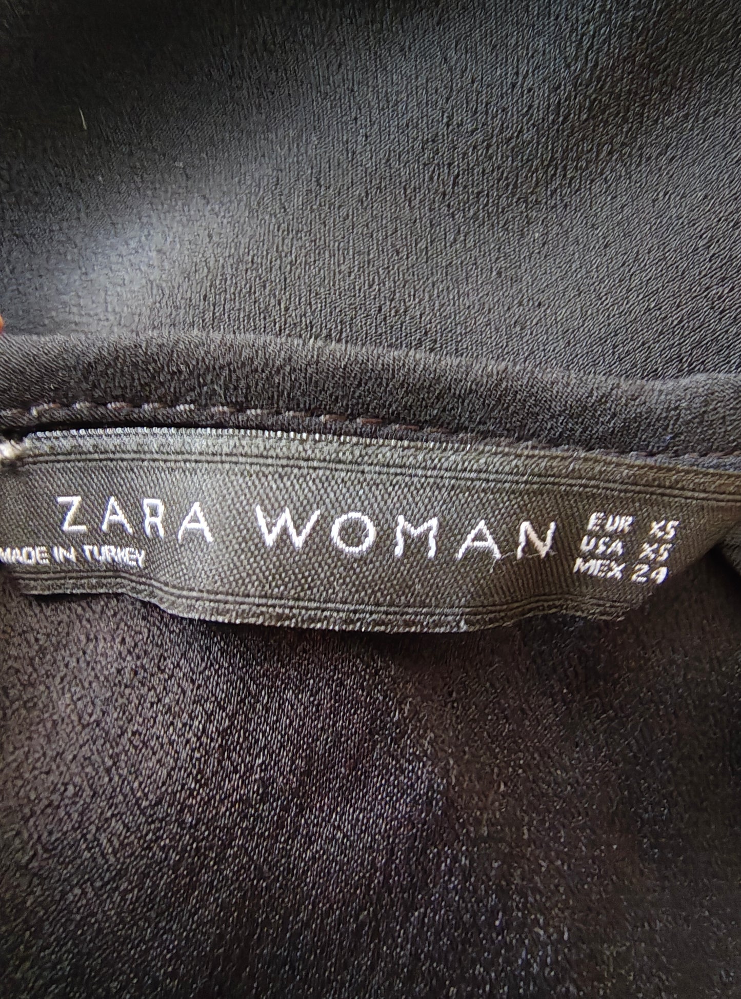 D'OCCASION – Chemisier noir avec fermeture éclair sur le devant et manches semi-transparentes par ZARA WOMAN (Taille EUR XS)