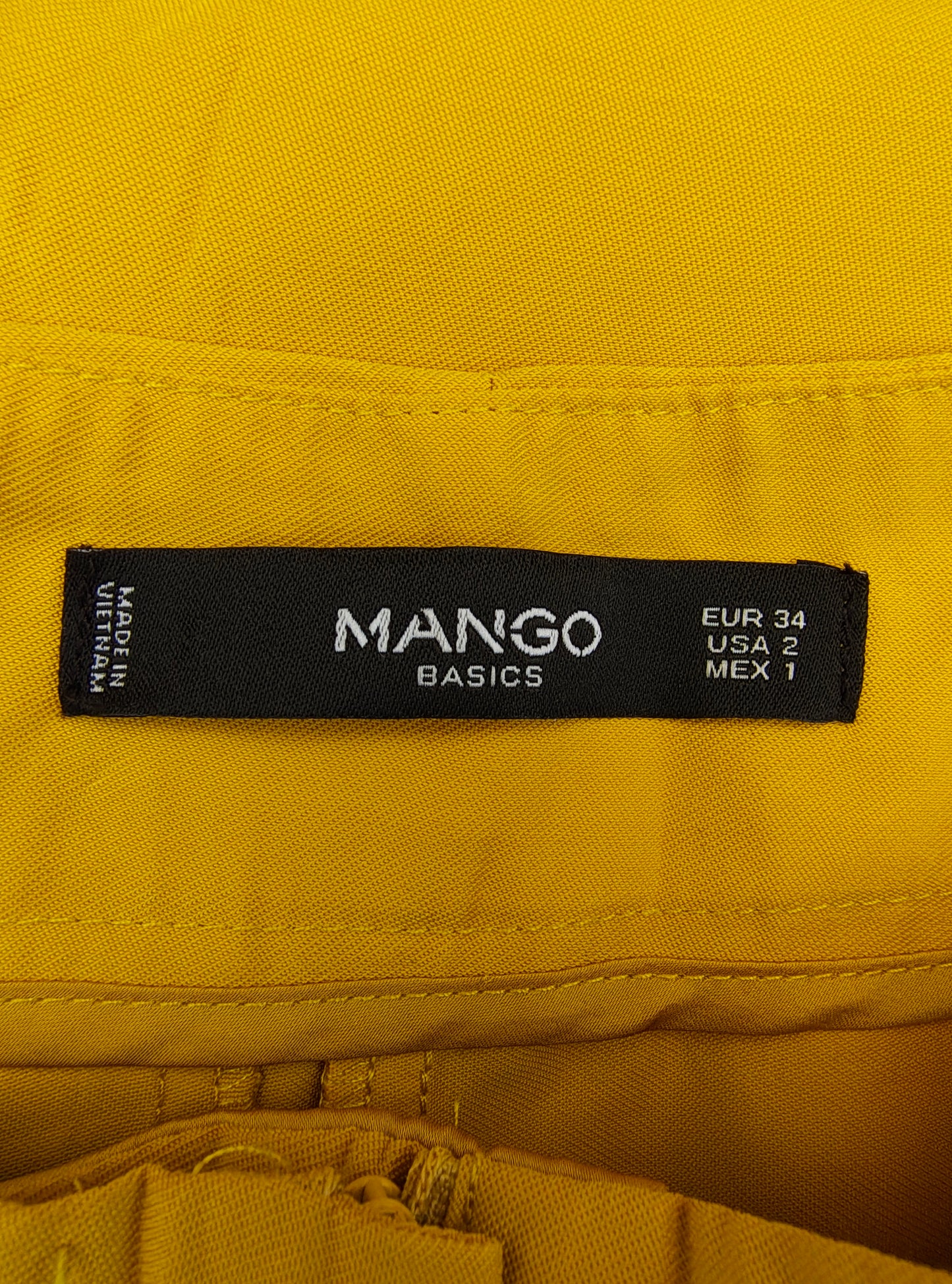 D'OCCASION – Short plissé jaune vif de MANGO BASICS (Taille 34 EUR)