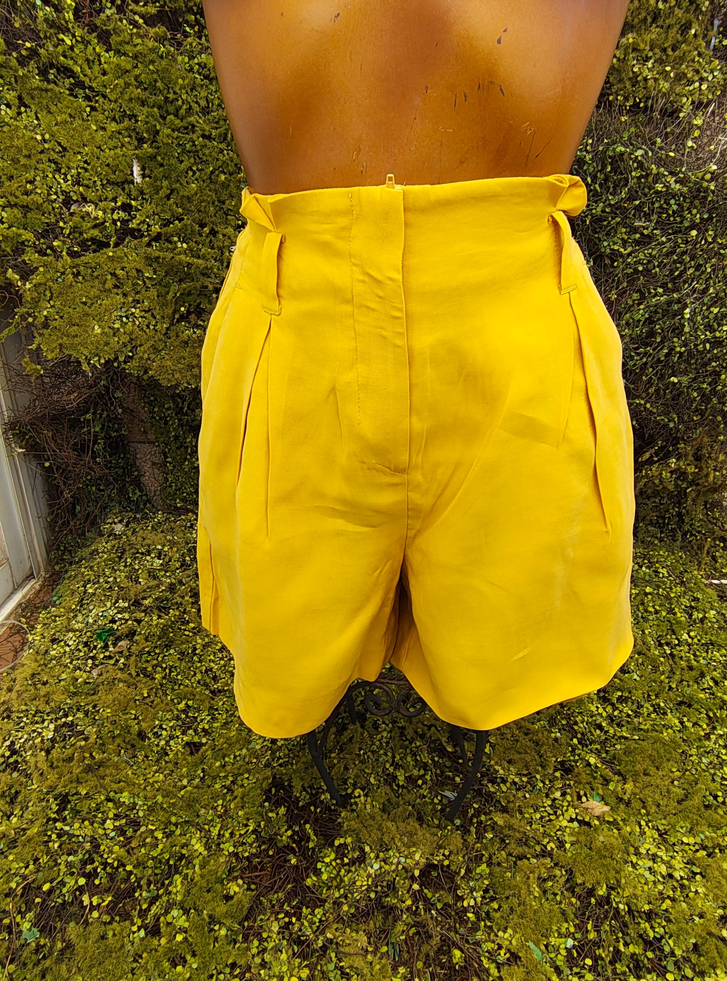 D'OCCASION – Short plissé jaune vif de MANGO BASICS (Taille 34 EUR)