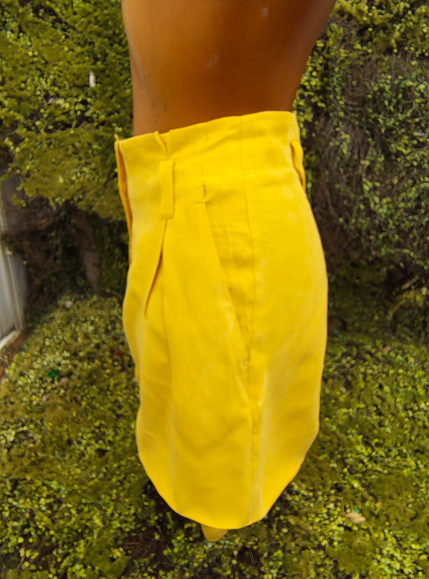 D'OCCASION – Short plissé jaune vif de MANGO BASICS (Taille 34 EUR)