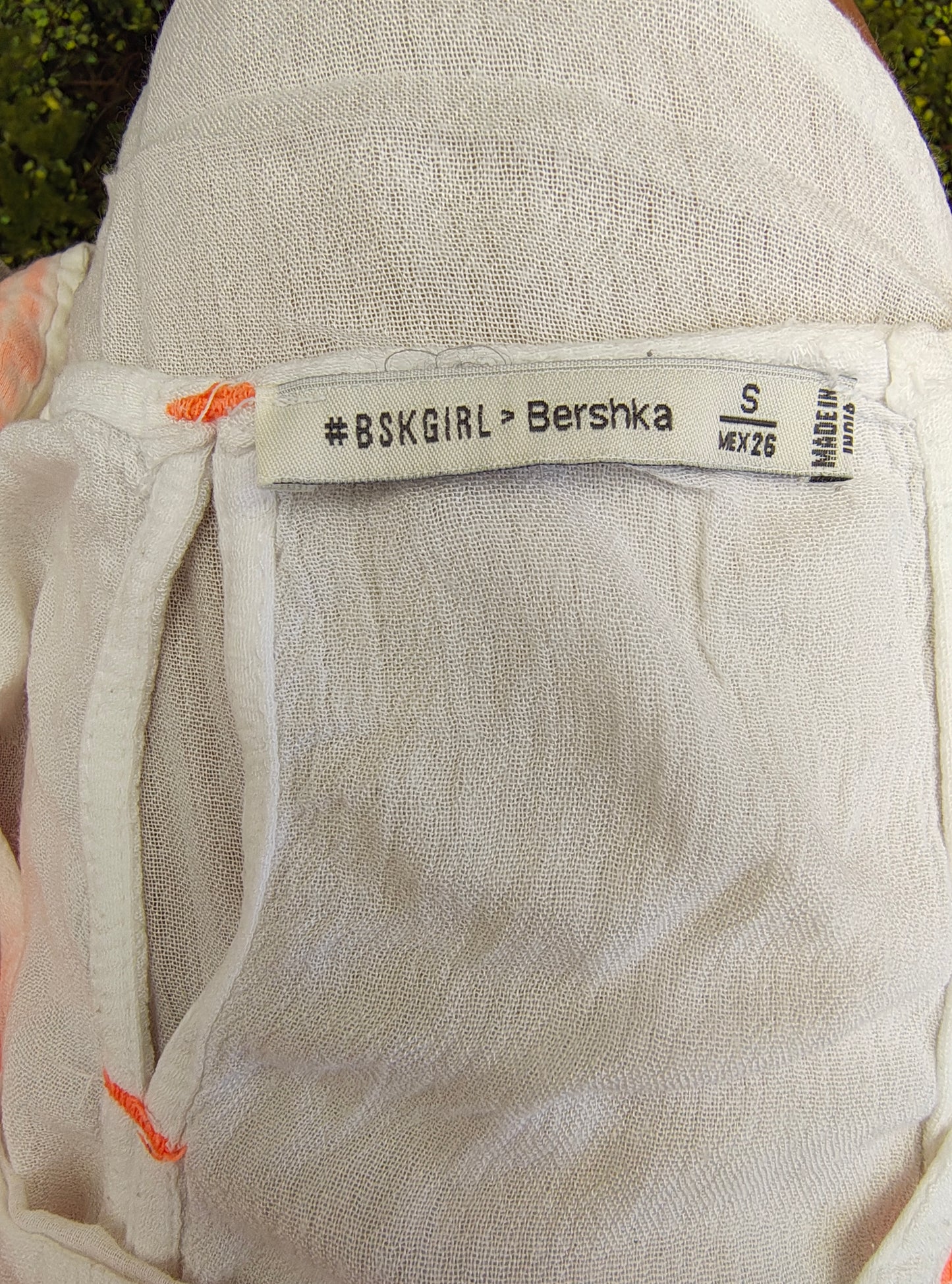 D'OCCASION – Haut blanc sans manches avec broderie corail et fente dans le dos par Bershka BSK Girl (Taille S)