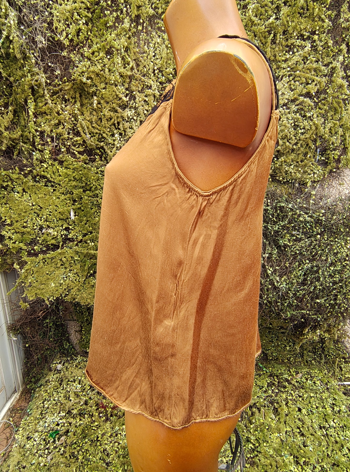 D'OCCASION – Top en satin marron avec dentelle noire ZARA Basic (taille S)