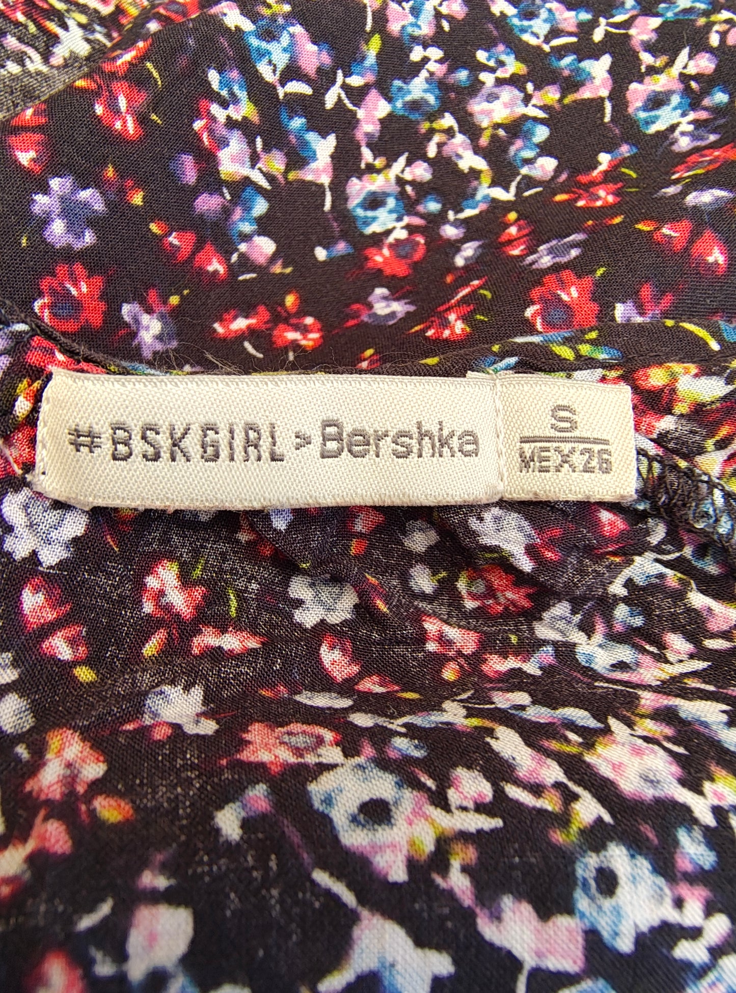USADO – Top sin mangas floral multicolor de BSK Girl by Bershka (Talla S)