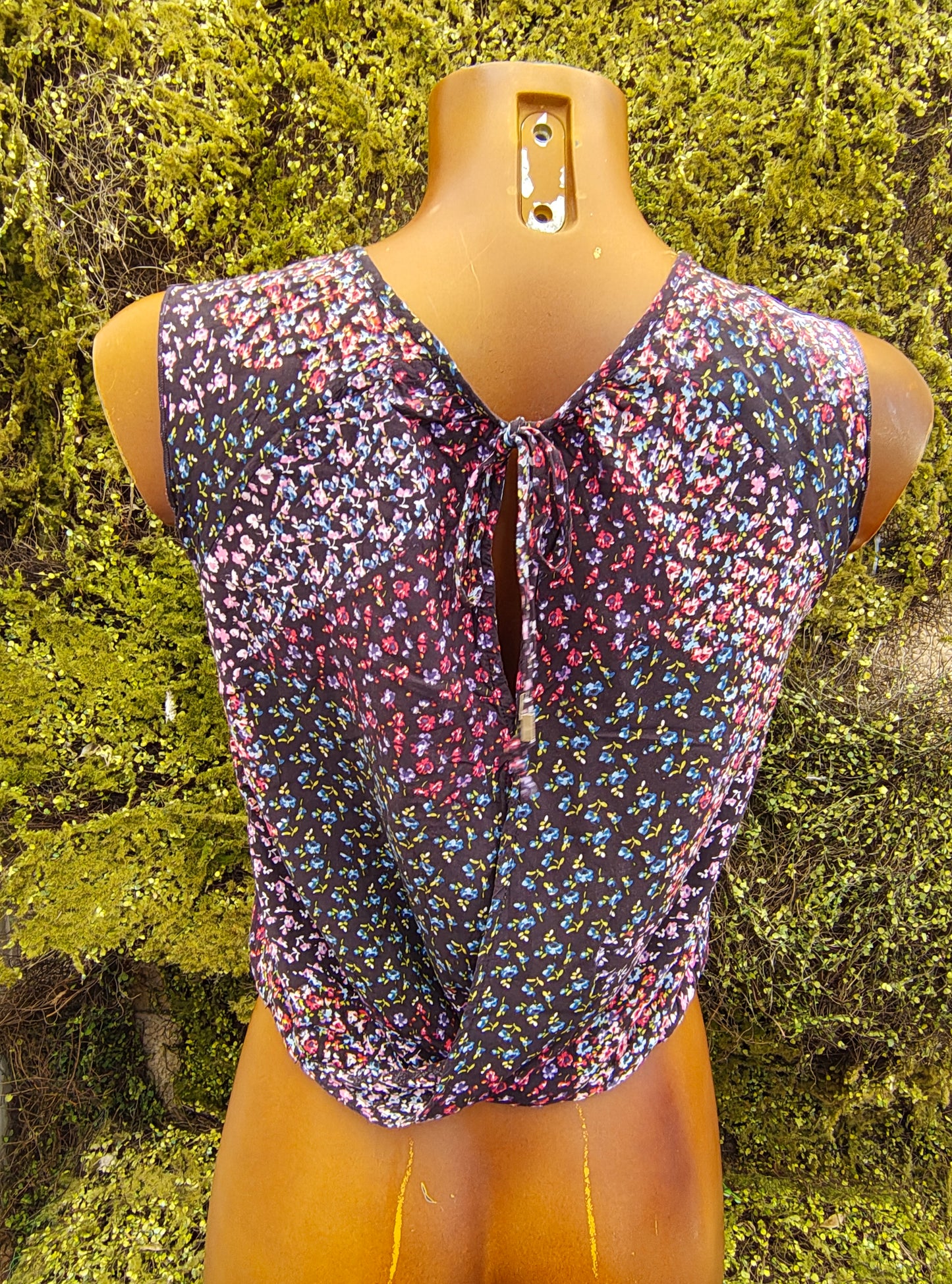USADO – Top sin mangas floral multicolor de BSK Girl by Bershka (Talla S)
