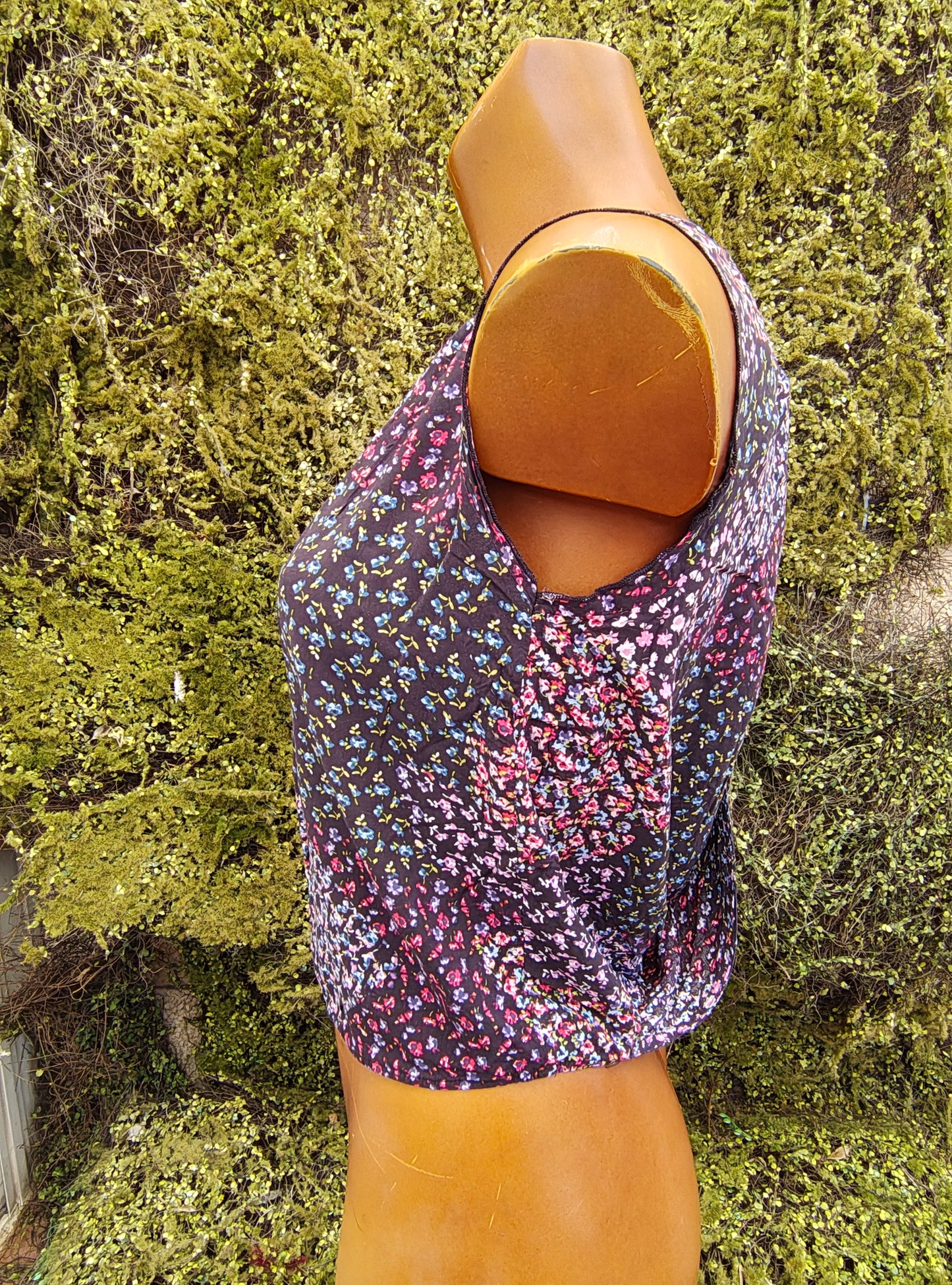 USADO – Top sin mangas floral multicolor de BSK Girl by Bershka (Talla S)