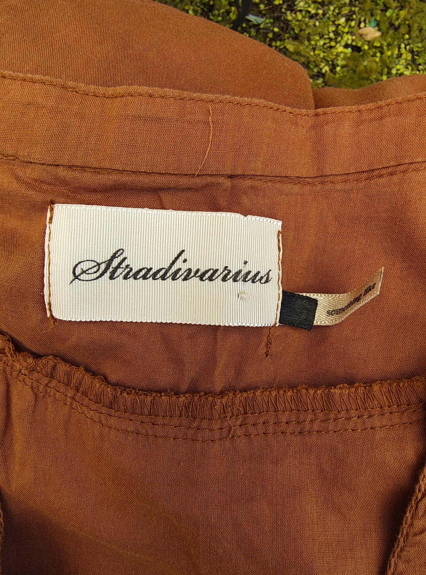 D'OCCASION – Chemisier marron avec dentelle et boutons sur le devant de Stradivarius (Taille S)