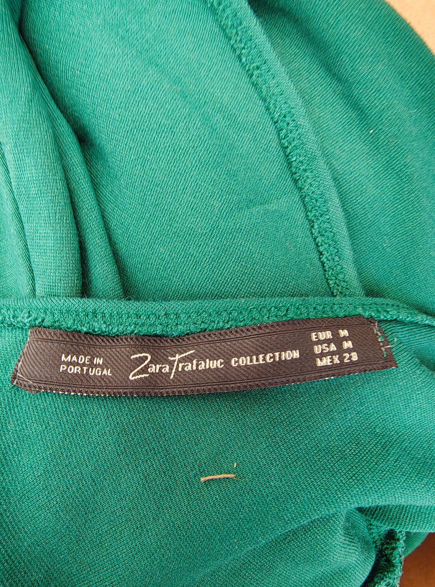 D'OCCASION – Robe ajustée verte Zara Trafaluc à volants latéraux (Taille M)