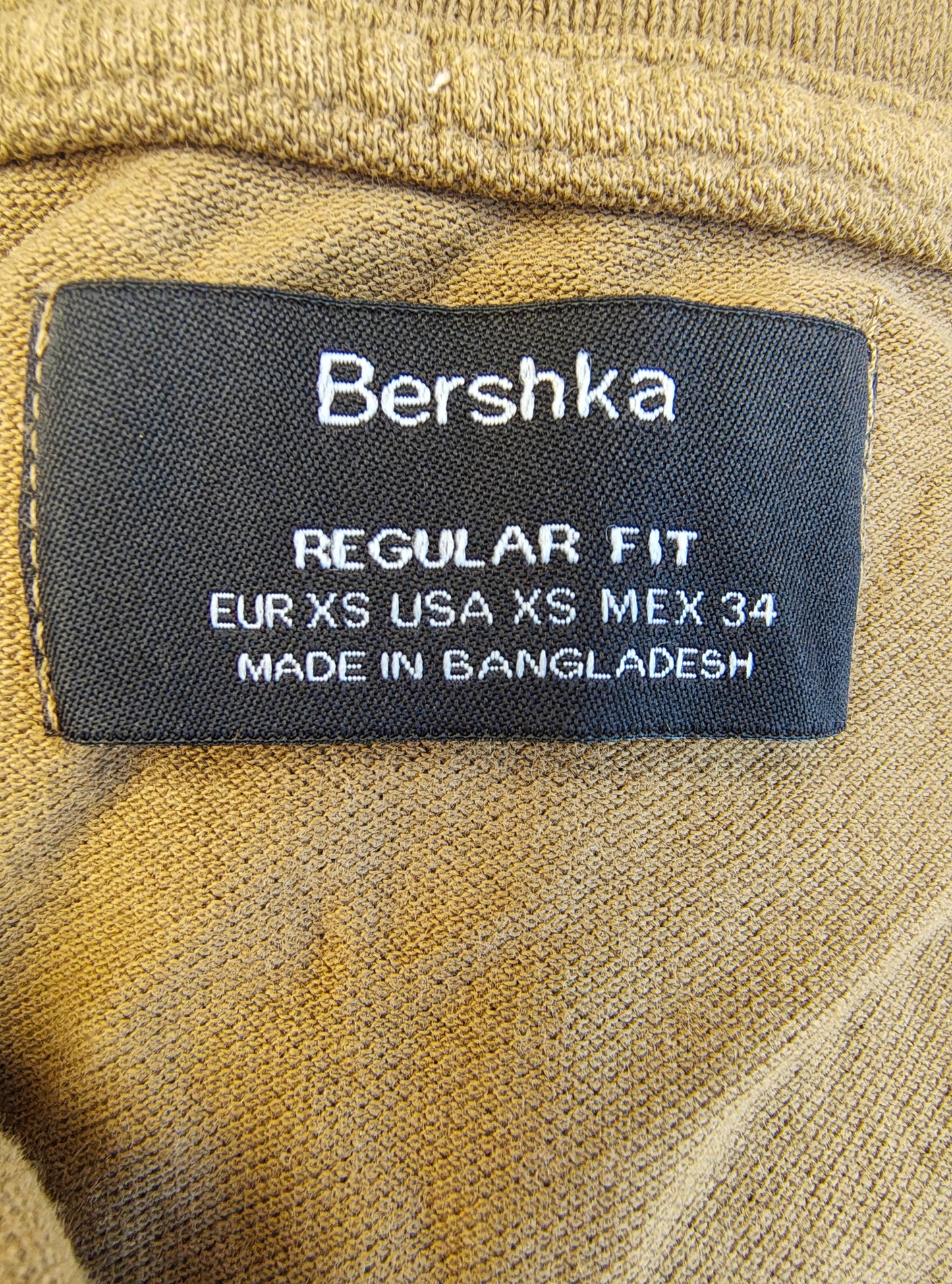 USADO – Polo camel con cuello blanco BERSHKA REGULAR FIT (Talla XS)