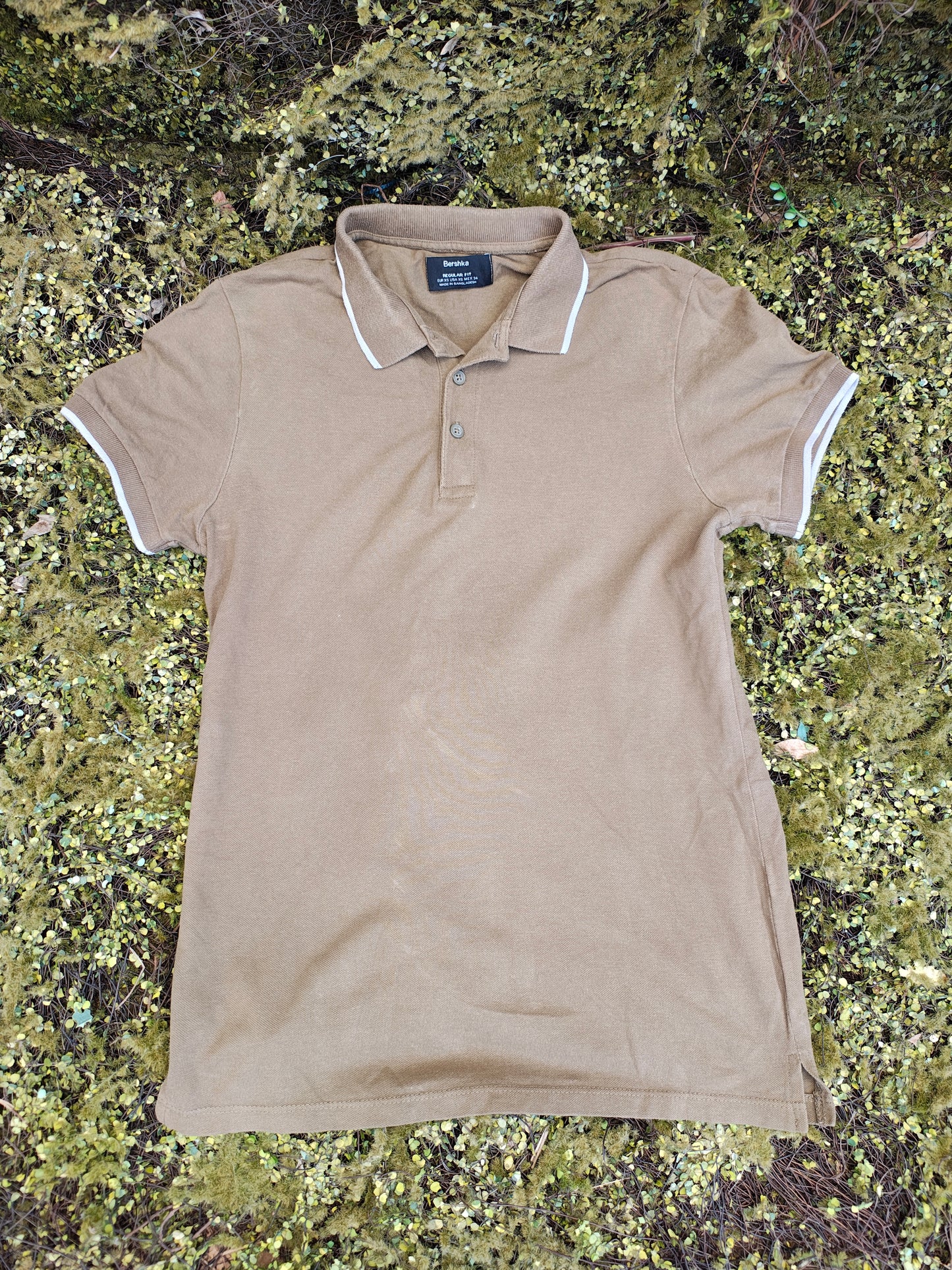USADO – Polo camel con cuello blanco BERSHKA REGULAR FIT (Talla XS)