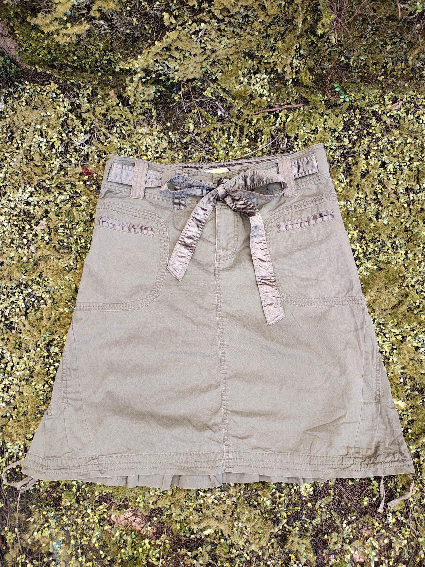 D'OCCASION – Jupe cargo kaki à bretelles BSK Summer (Taille 40 EUR)