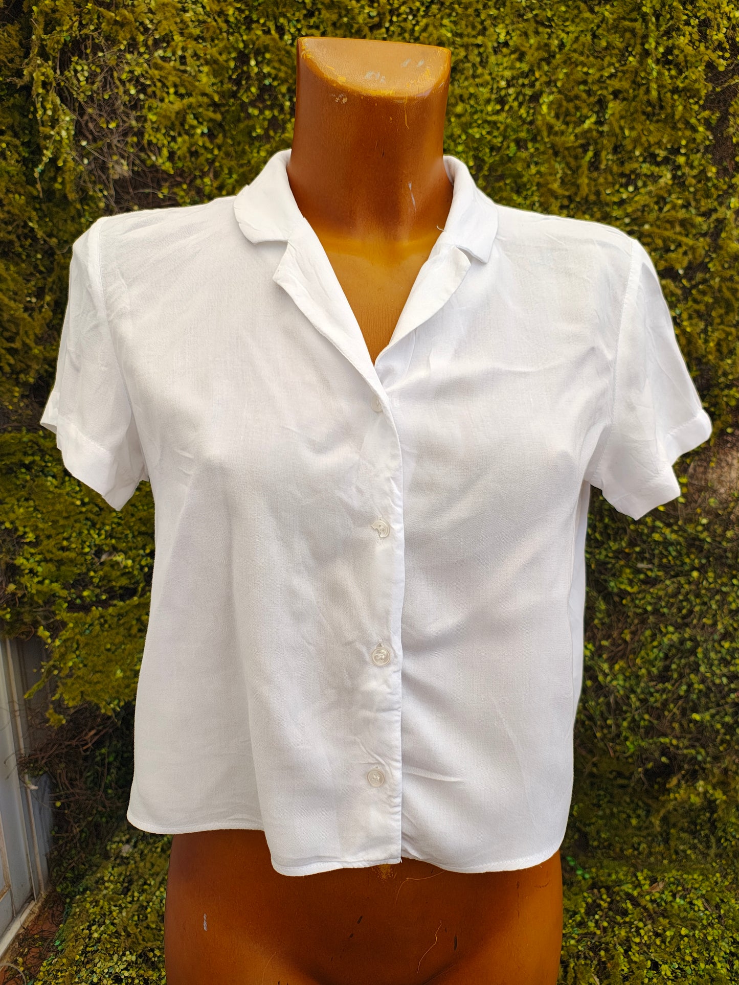USADO – Camisa blanca crop con cuello de Bershka (Talla EUR M)