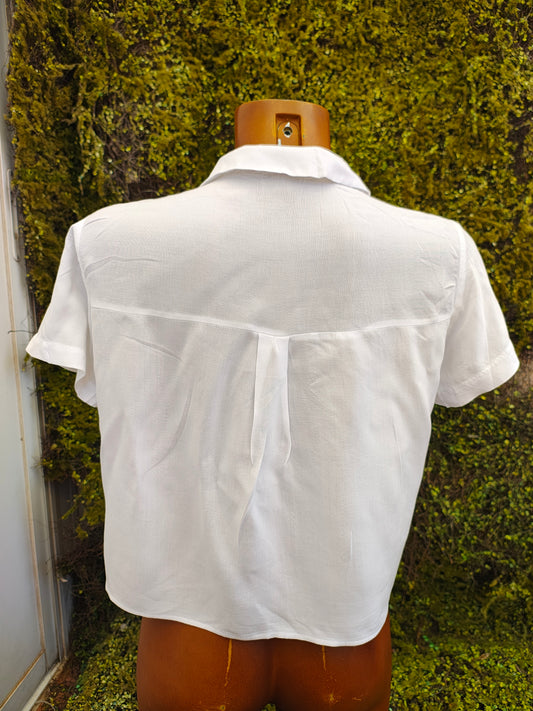 USADO – Camisa blanca crop con cuello de Bershka (Talla EUR M)