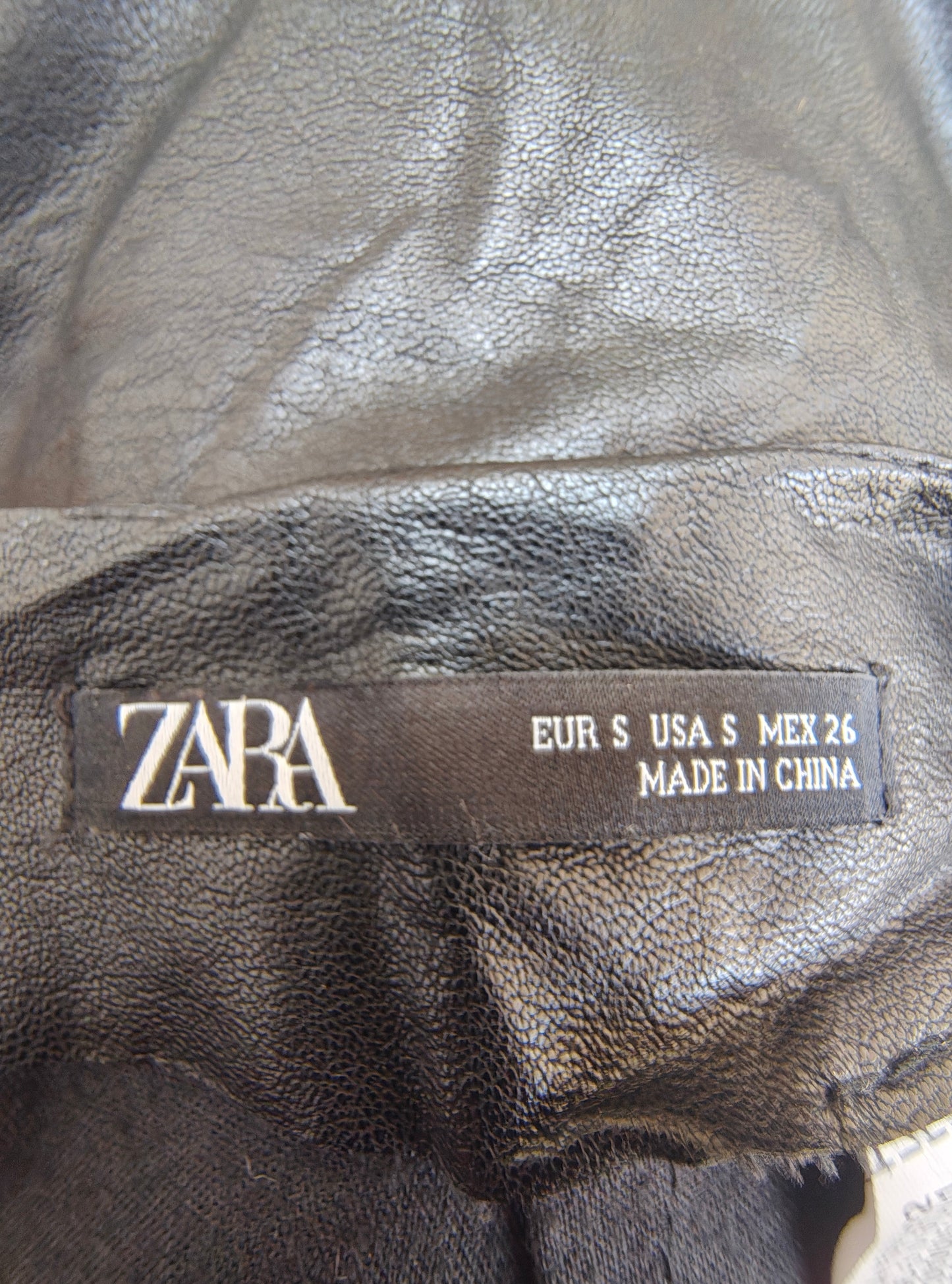 D'OCCASION – Jupe crayon effet cuir noir de ZARA (Taille S)