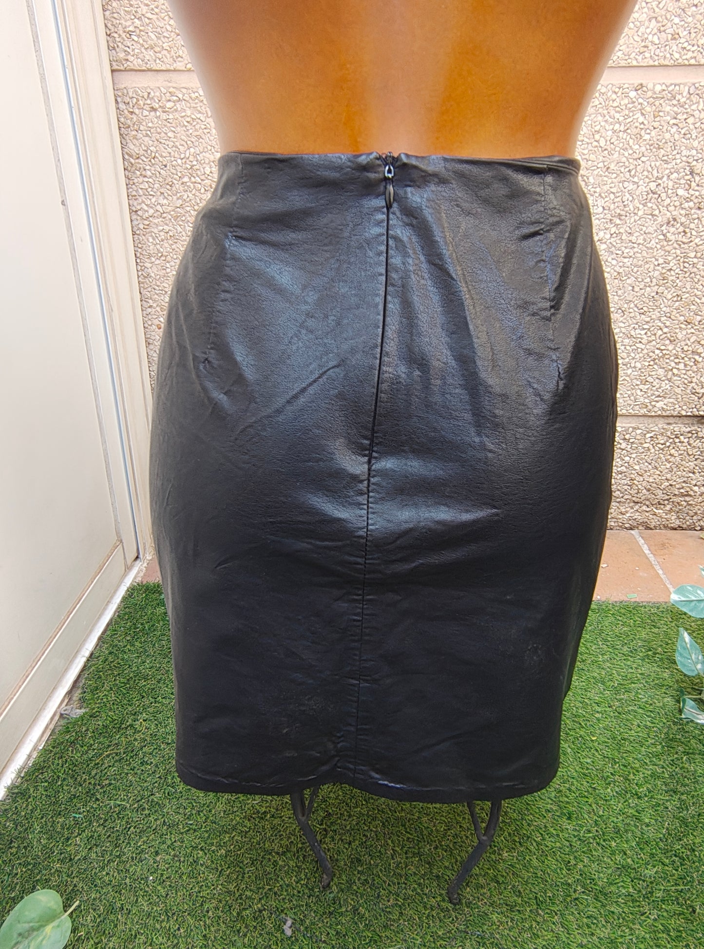 D'OCCASION – Jupe crayon effet cuir noir de ZARA (Taille S)