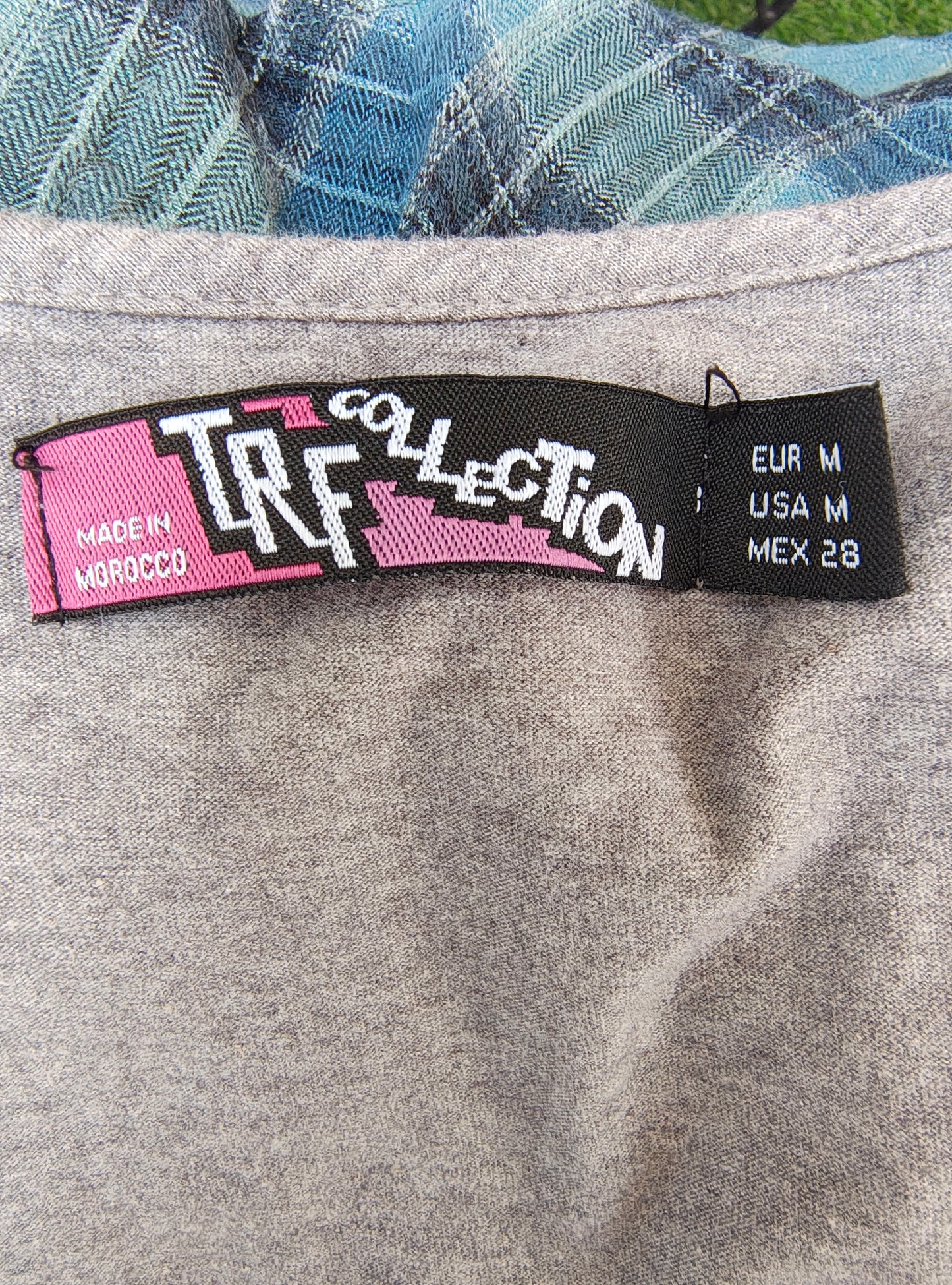 D'OCCASION – DERNIÈRE FILLE Robe grise sans manches à volants (Taille M)