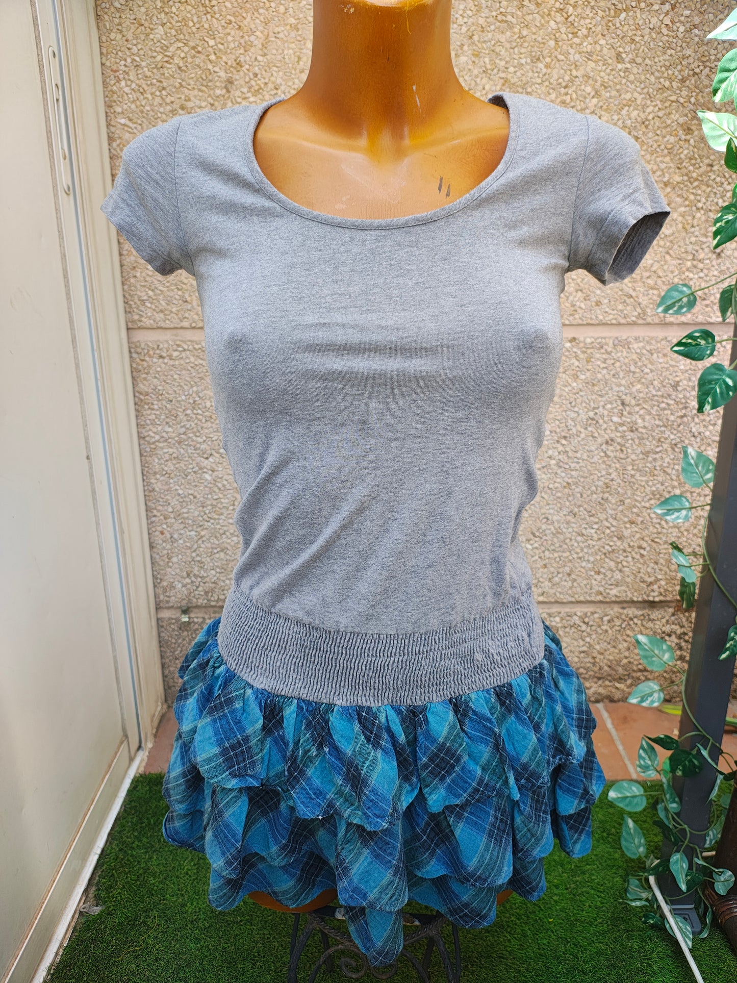 D'OCCASION – DERNIÈRE FILLE Robe grise sans manches à volants (Taille M)